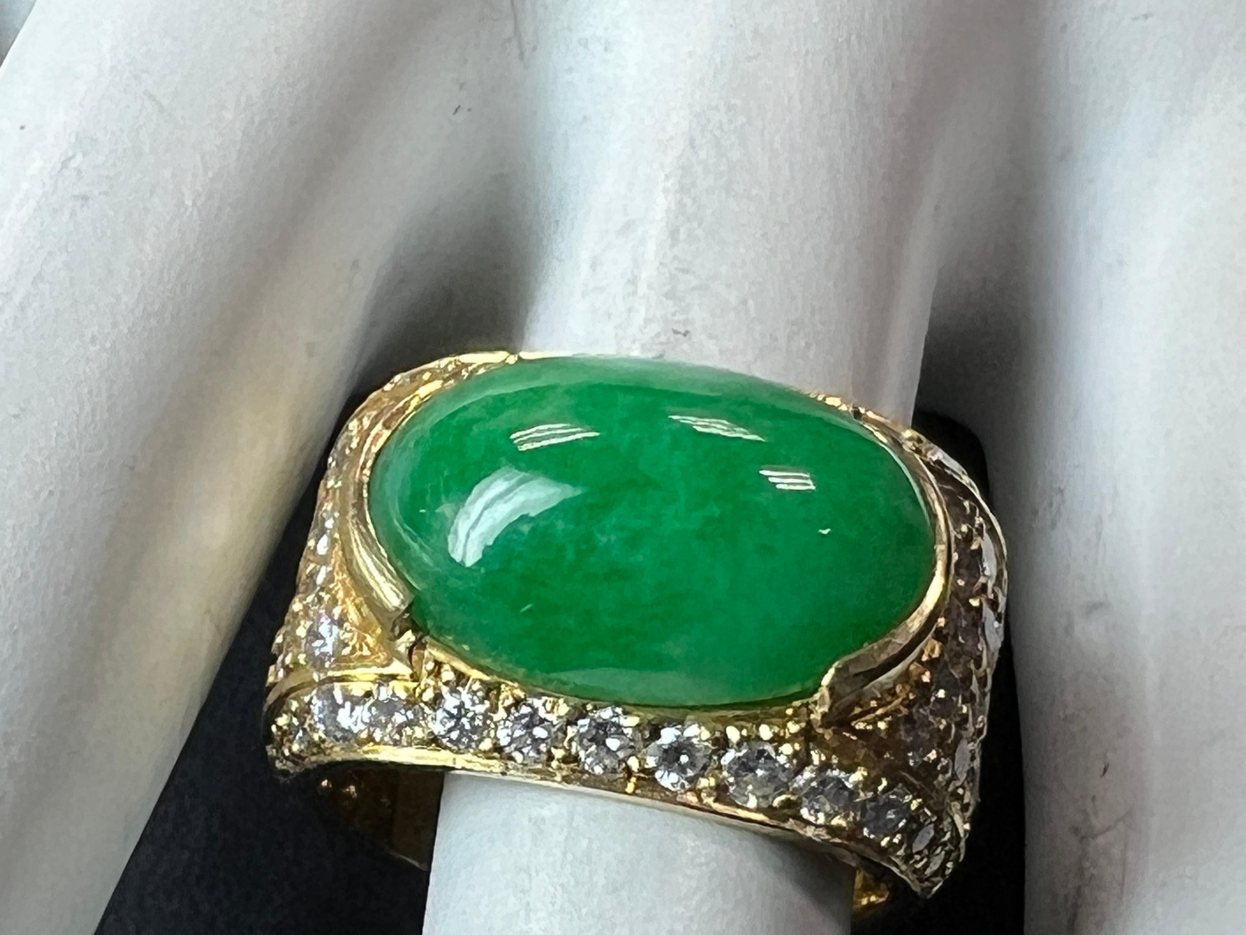 GIA-zertifizierter 12,51 Gramm natürlicher Jadeit A Jade & Diamant Goldring um 1950 im Zustand „Gut“ im Angebot in Los Angeles, CA