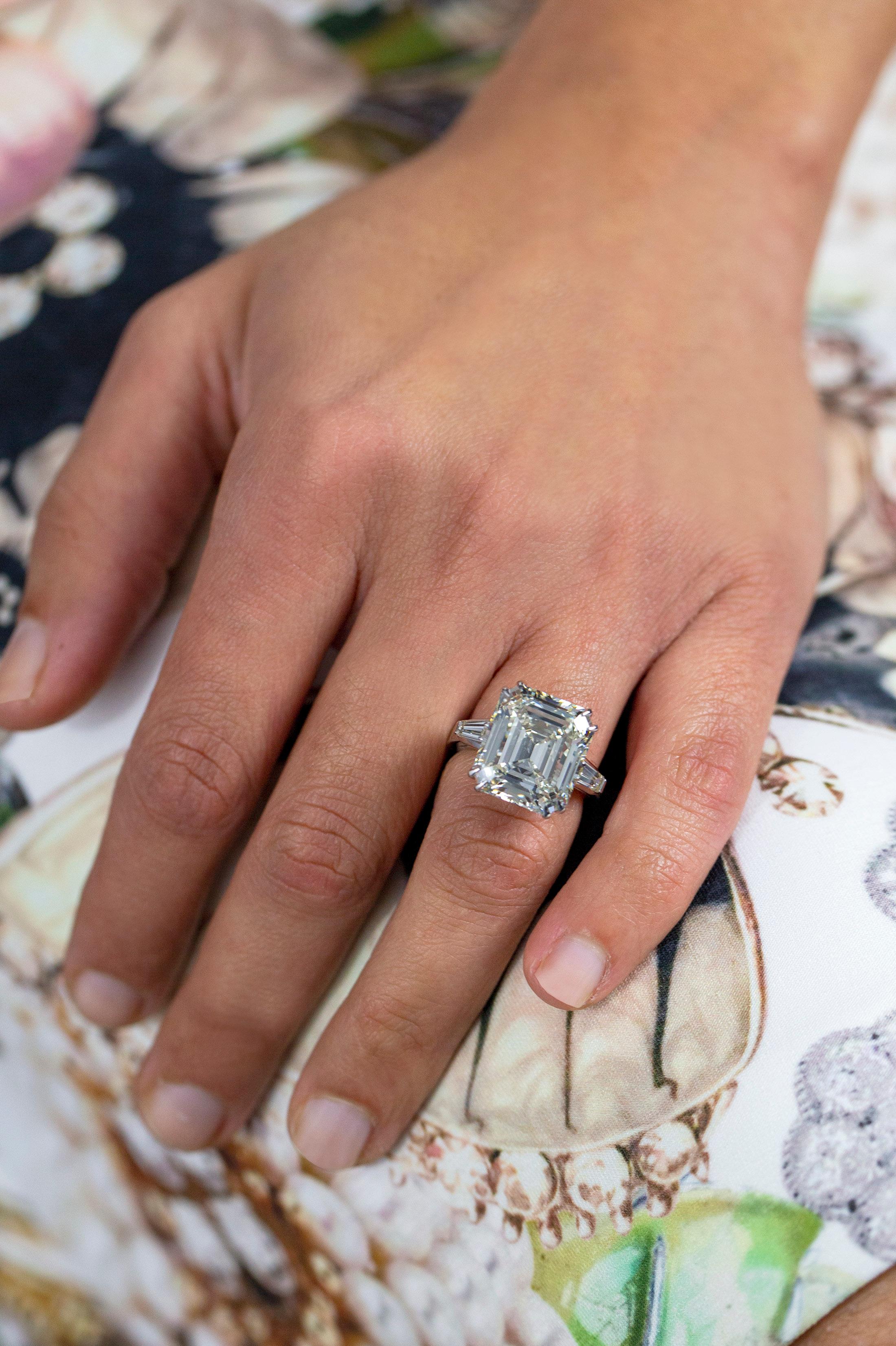 Taille émeraude Bague de fiançailles à trois pierres en diamants taille émeraude de 12.55 carats certifié GIA en vente