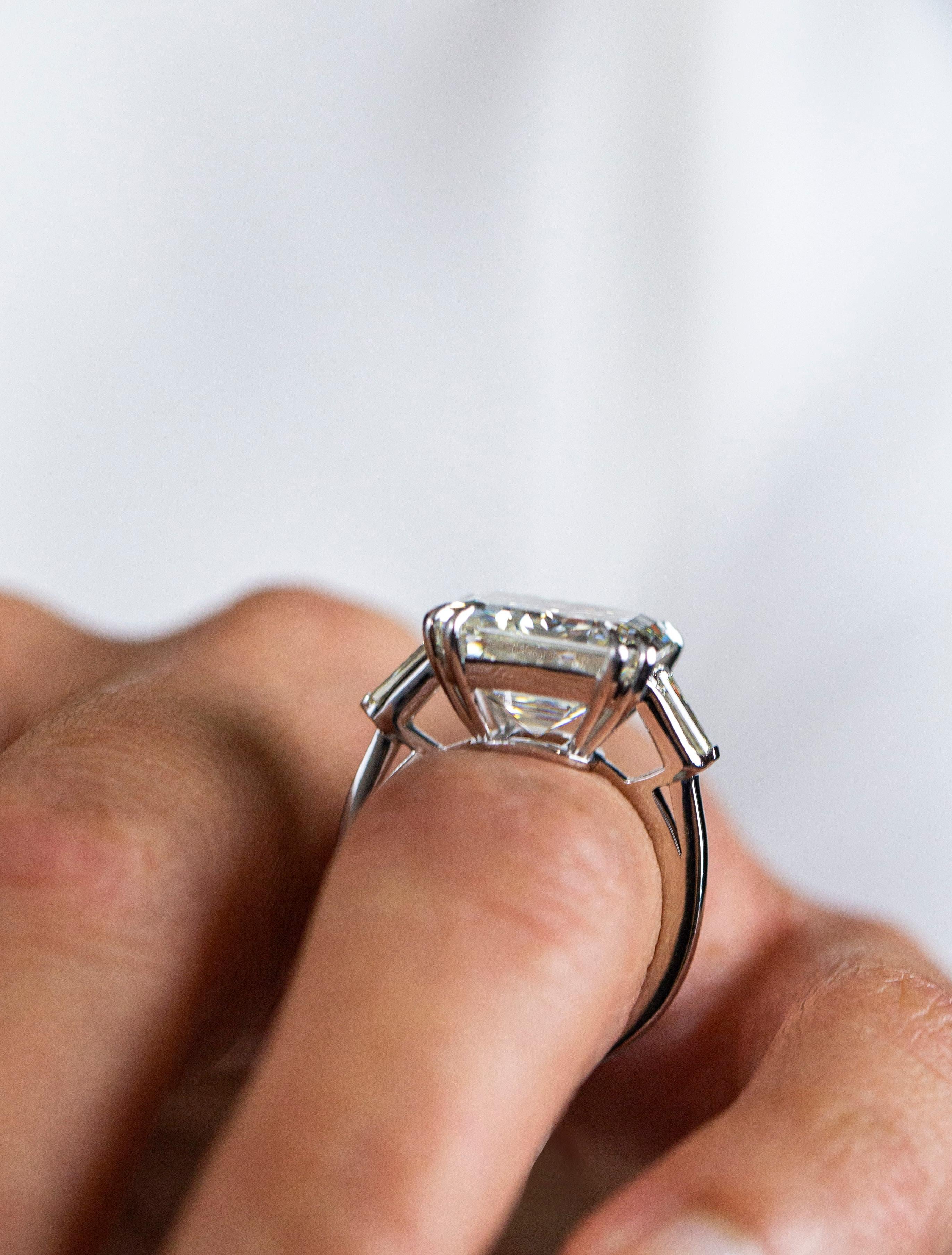 Bague de fiançailles à trois pierres en diamants taille émeraude de 12.55 carats certifié GIA Neuf - En vente à New York, NY