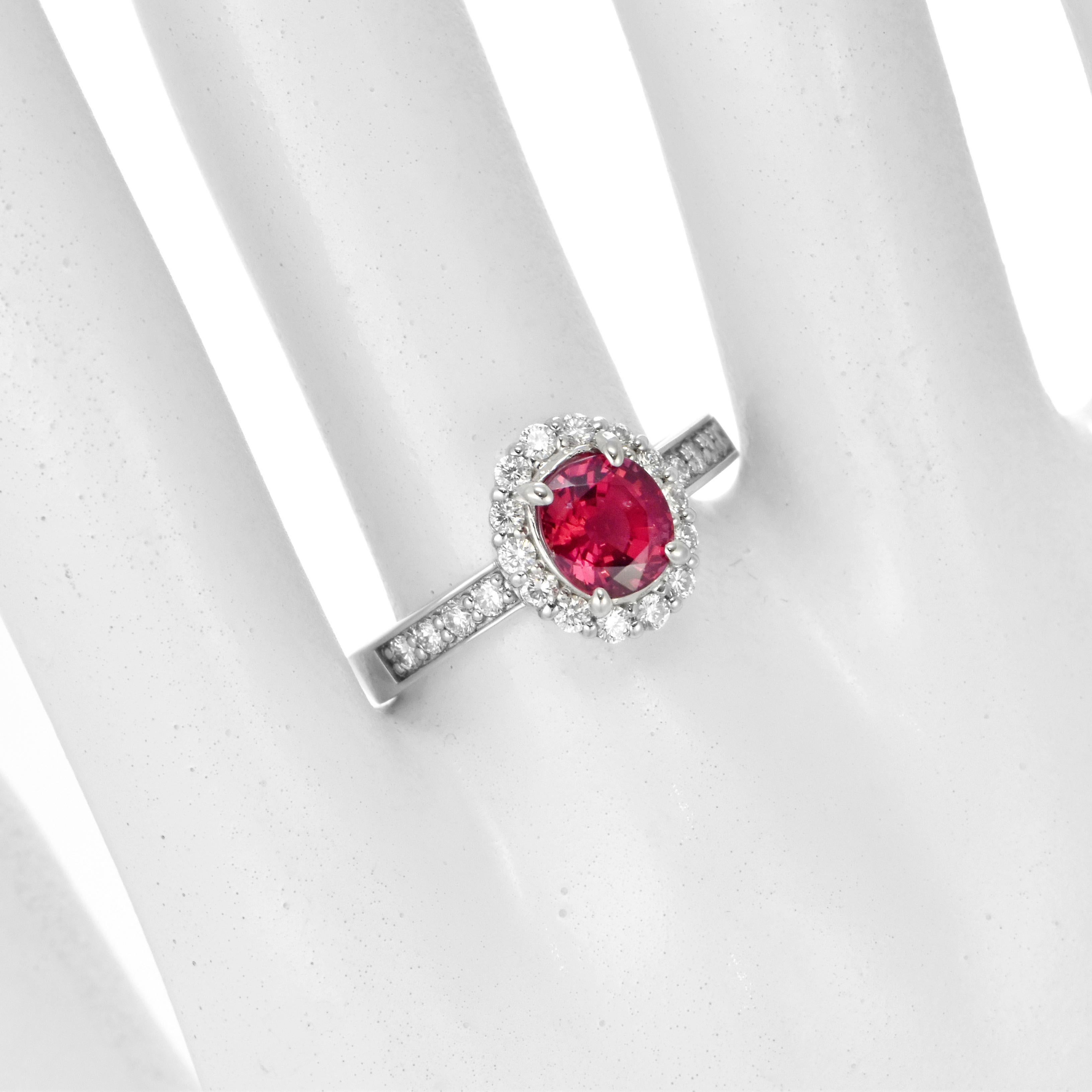 GIA Certified 1.256 Carat Natural Red Spinel and Diamond Ring Set in Platinum In New Condition For Sale In Tokyo, JP