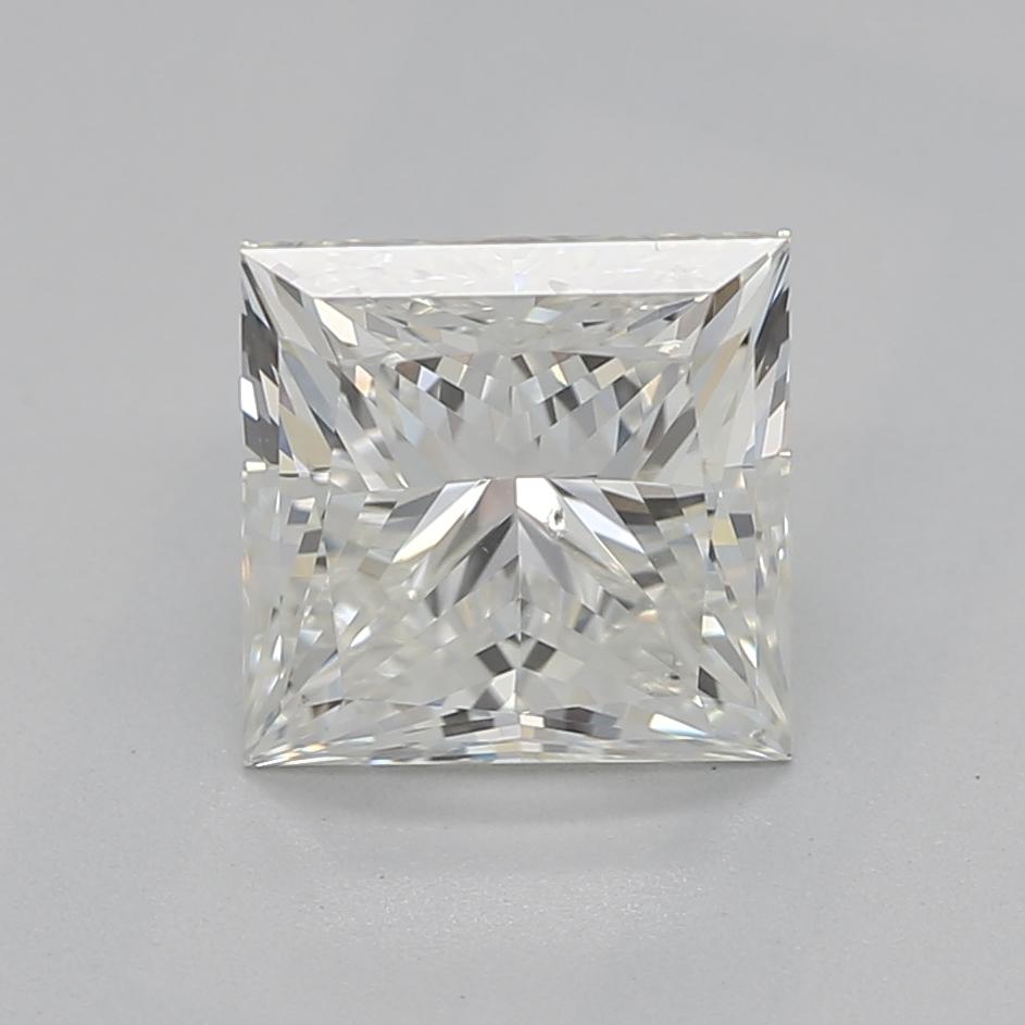 Elegancia y brillo definen este impresionante anillo de diamantes, con una magnífica piedra central de talla princesa, certificada por el GIA, que pesa 1,25 , con una prístina J y claridad graduada en SI1. Esta pieza es una mezcla perfecta de estilo
