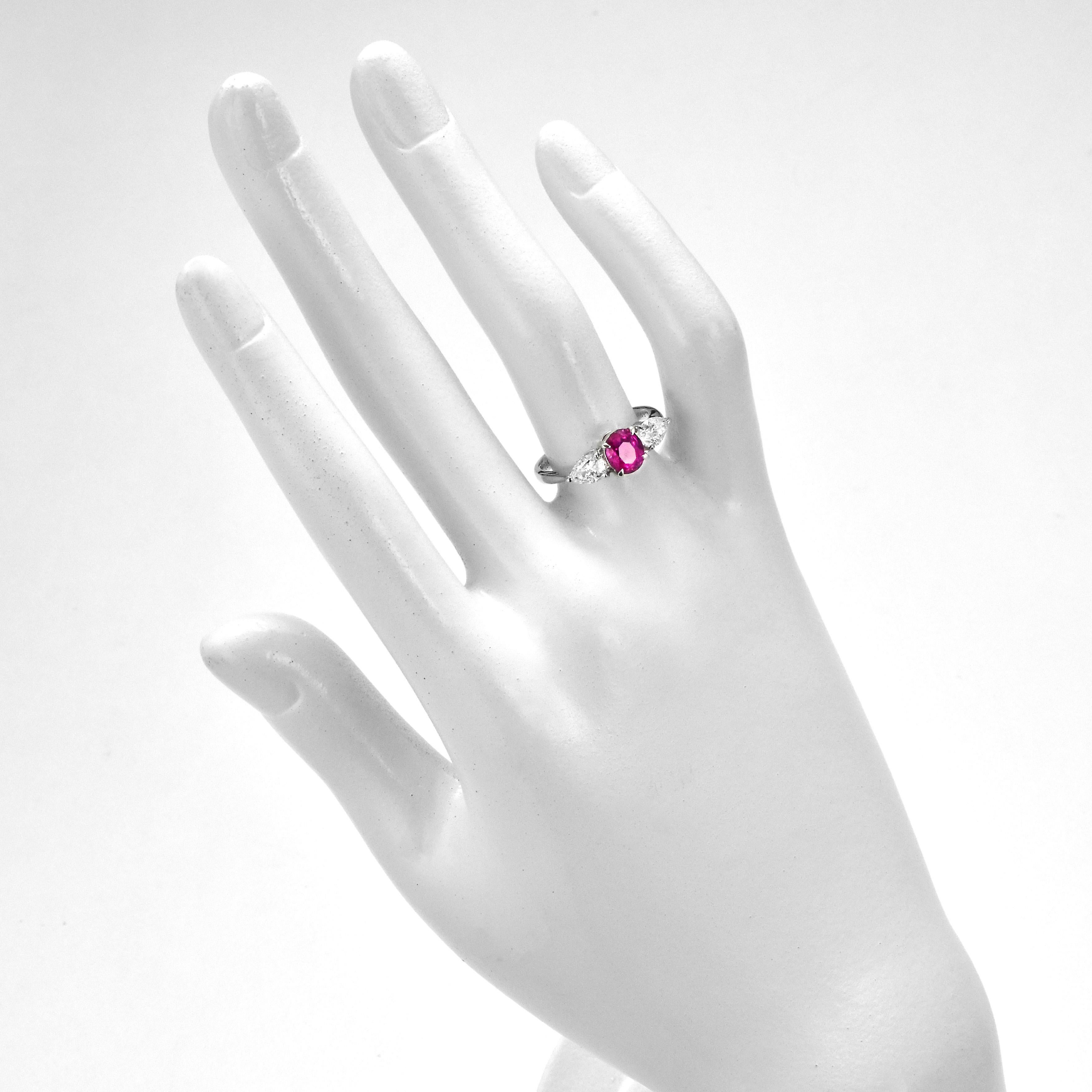 GIA Certified 1.26 Carat Untreated (No Heat) Burmese Ruby Ring Made in Platinum In New Condition For Sale In Tokyo, JP