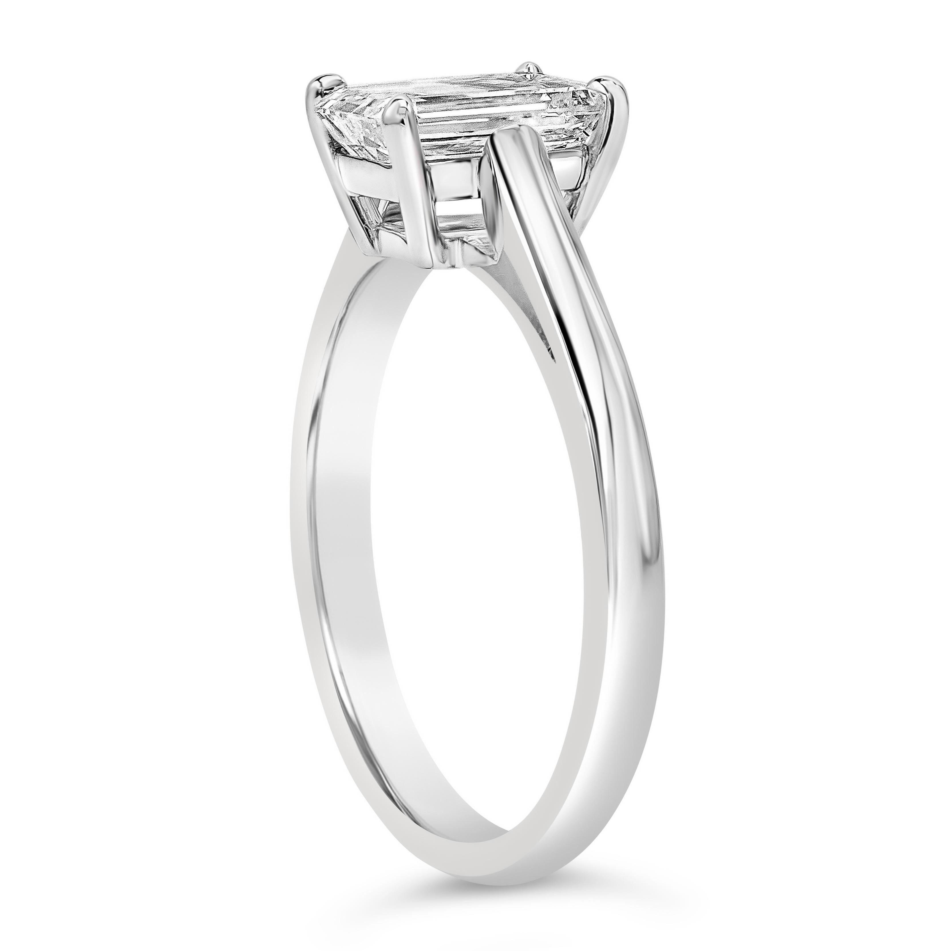 Contemporain GIA Certified 1.27 Carats Total Emerald Cut Diamond Solitaire Engagement Ring en vente