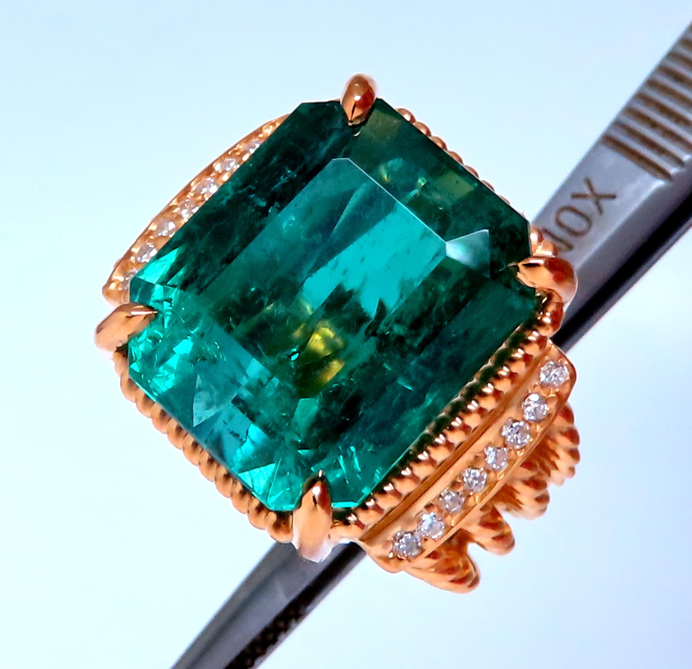 Anello con diamanti smeraldo naturale certificato GIA 12,70ct 18kt 44214 In condizioni Nuovo in vendita a New York, NY