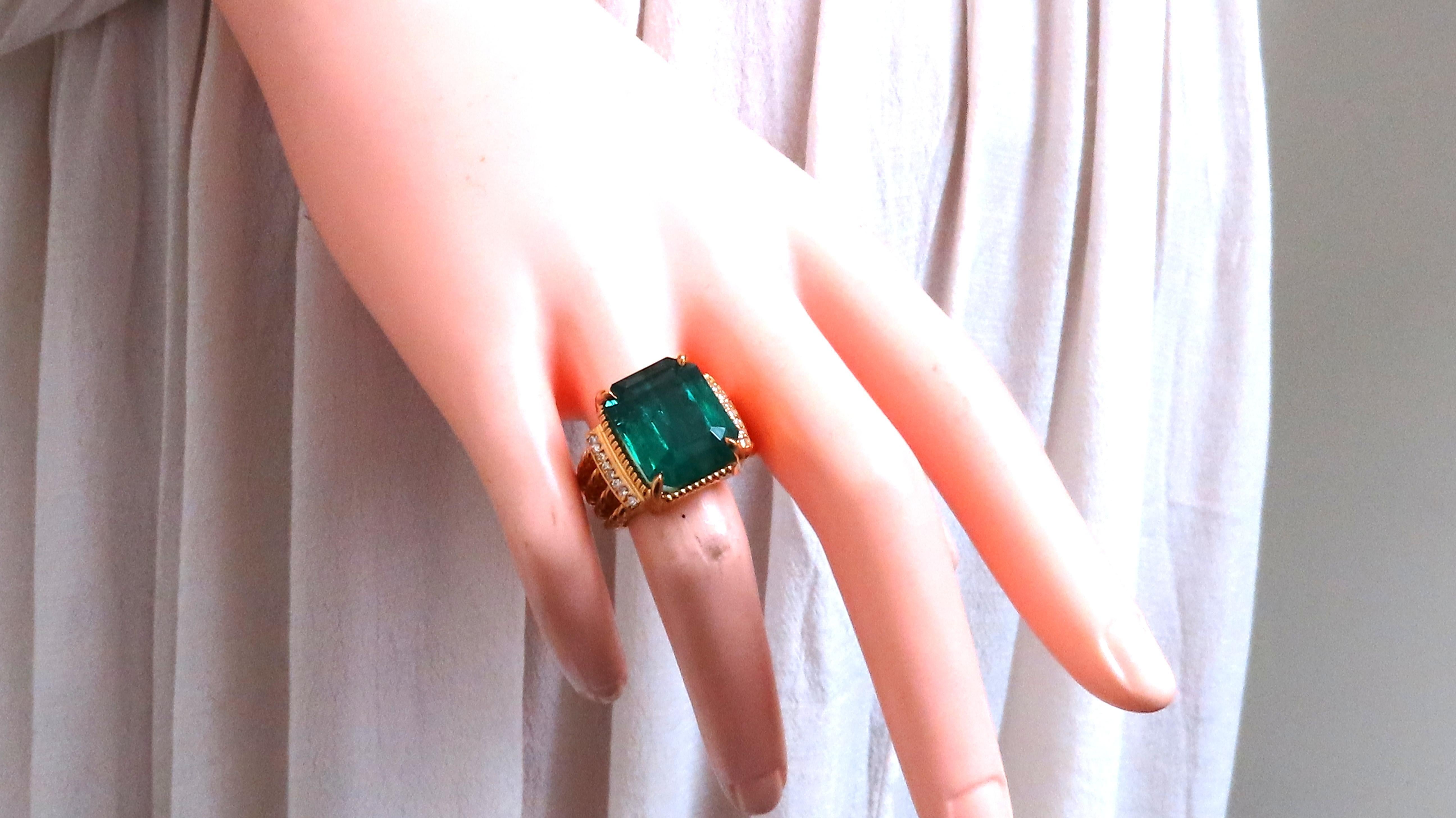 Donna Anello con diamanti smeraldo naturale certificato GIA 12,70ct 18kt 44214 in vendita