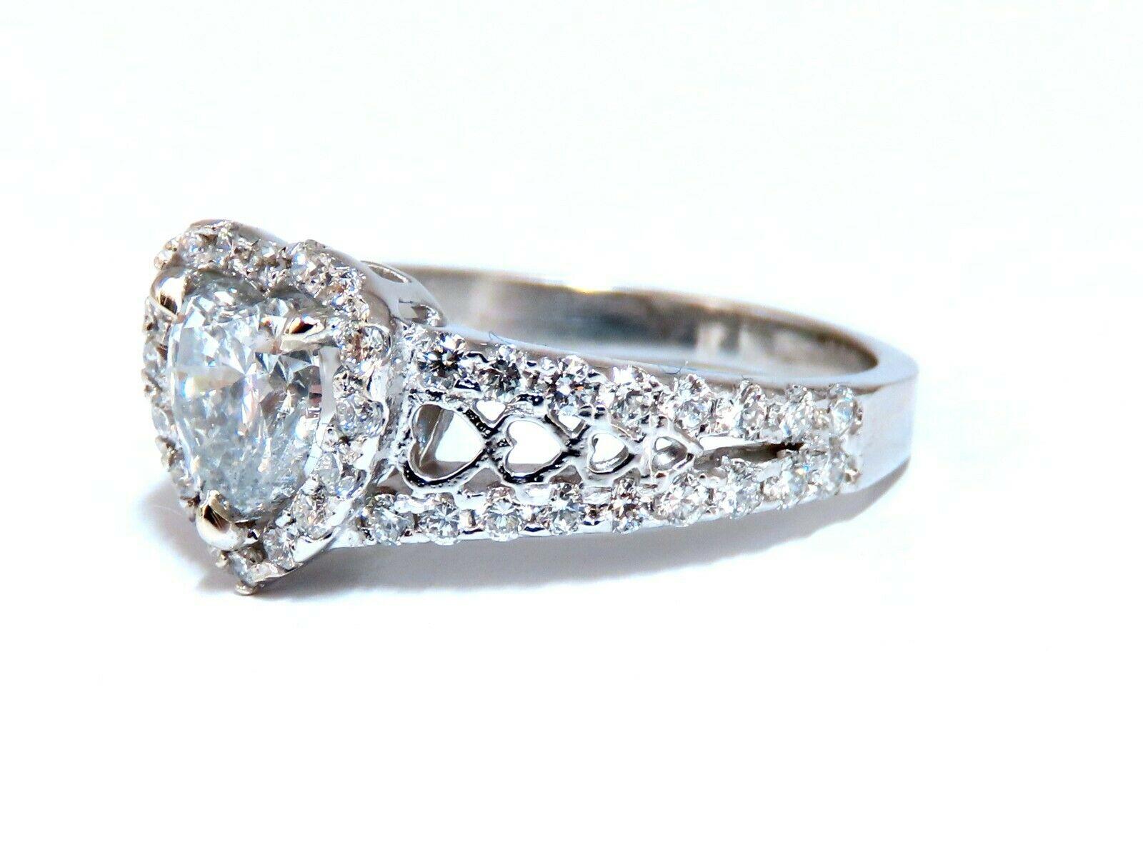 GIA-zertifizierter 1,37 Karat herzförmiger Diamant-Cluster-Ring 14 Karat im Zustand „Neu“ im Angebot in New York, NY