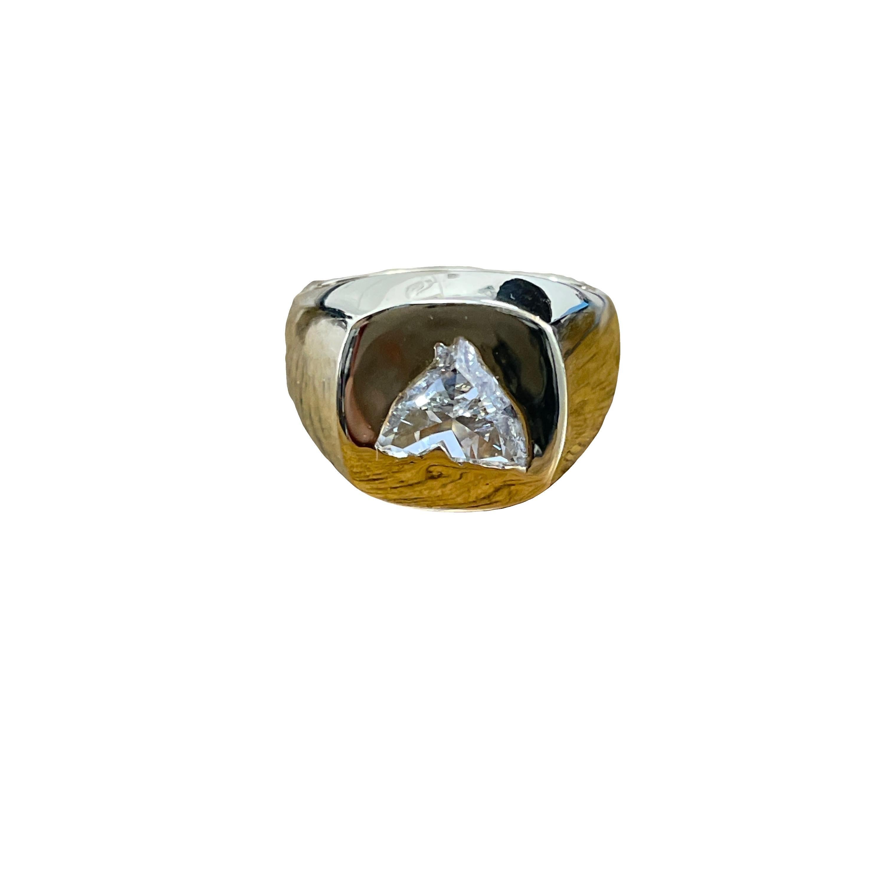 Gia Certified 1.27ct Horse Modified Brilliant L SI1 Diamond Ring in 18k Gold In Excellent Condition For Sale In New York, NY
