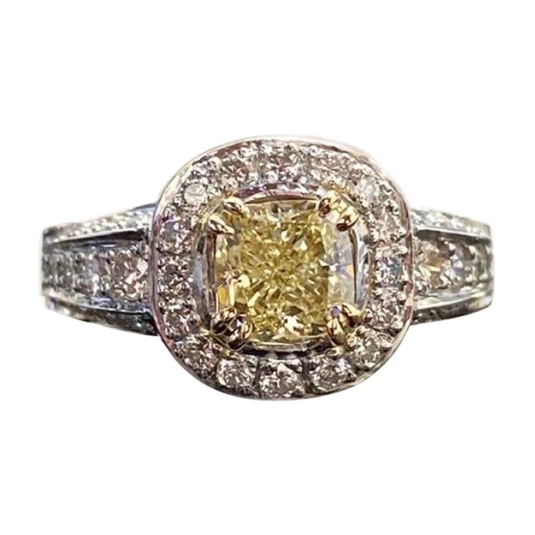 Anello di fidanzamento con diamante taglio cuscino giallo chiaro di 1,28 carati certificato GIA in vendita