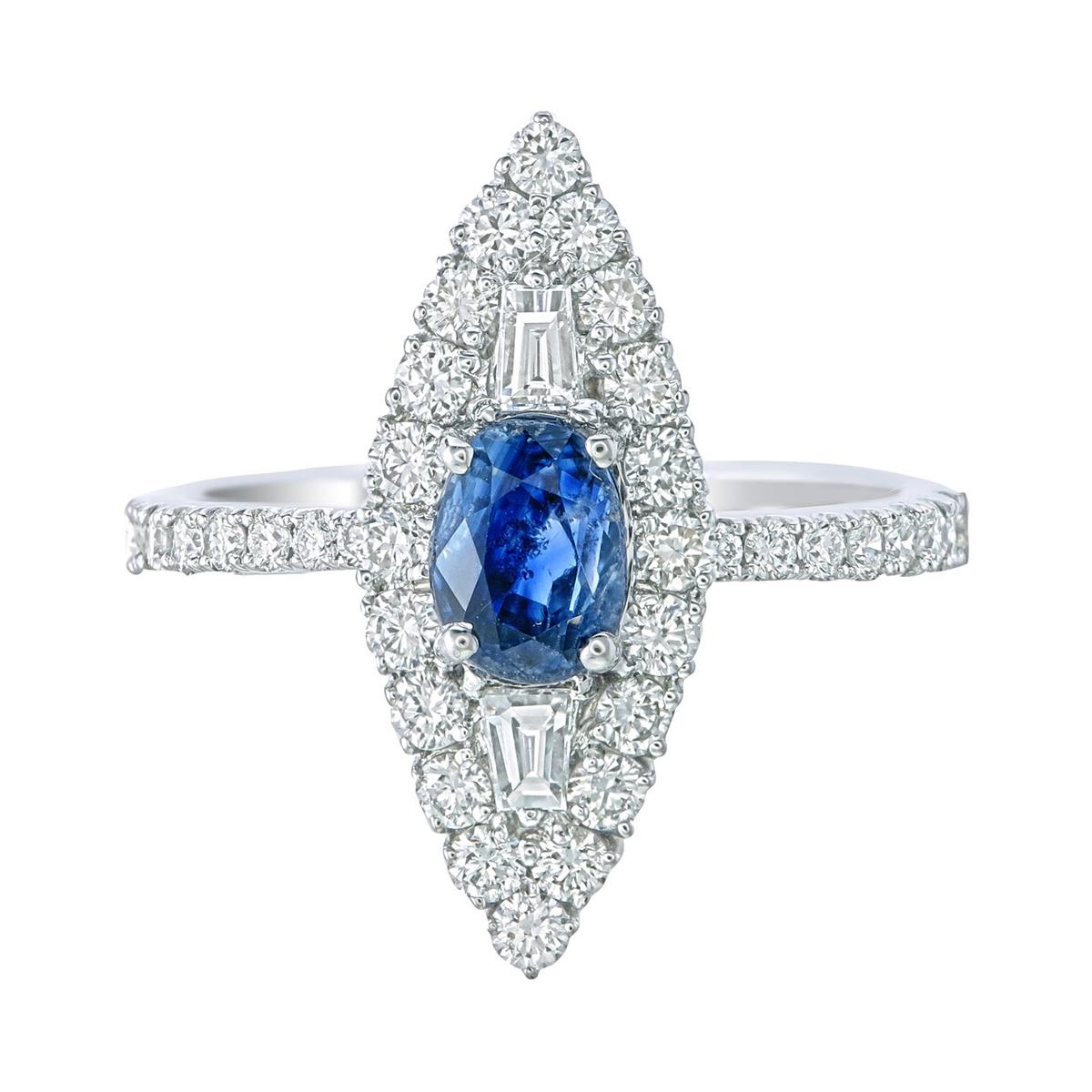 L'elegante anello con zaffiro blu del Kashmir e diamanti di REWA jewell è realizzato a mano in oro bianco 18 carati.

Ha un pezzo centrale di forma ovale  Zaffiro blu del Kashmir del peso di 1,28 carati circa. 
È certificato da GIA, la copia del