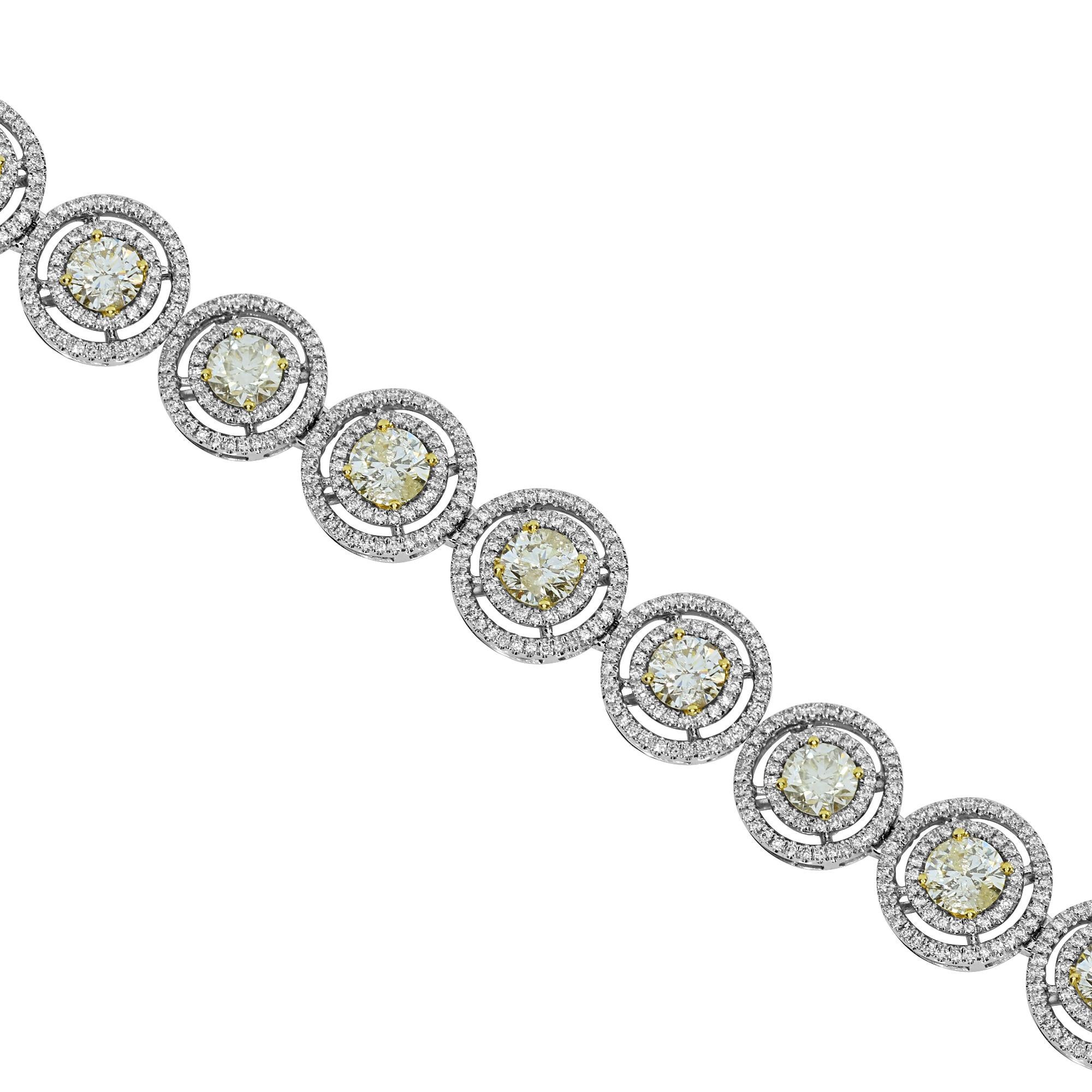 715 diamants blancs : 12,83 carats
Métal : Or blanc et jaune 18K, 32.10 Grammes
Certificat # 5161068128
