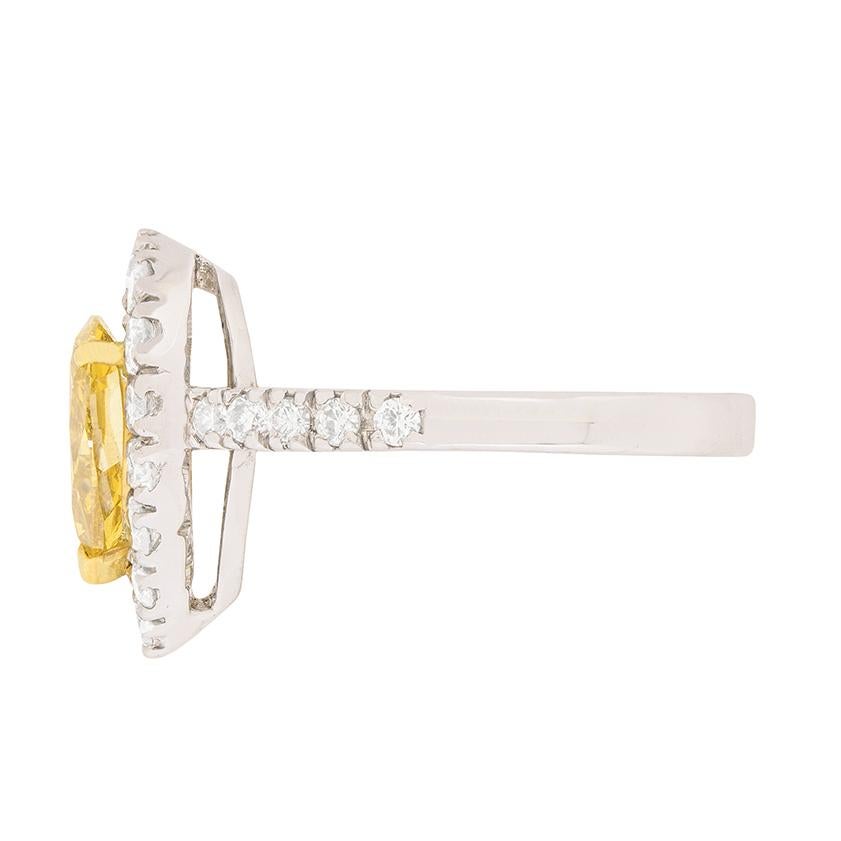Moderne Bague de fiançailles avec halo de diamants de couleur fantaisie de 1,29 carat certifiés par le GIA en vente