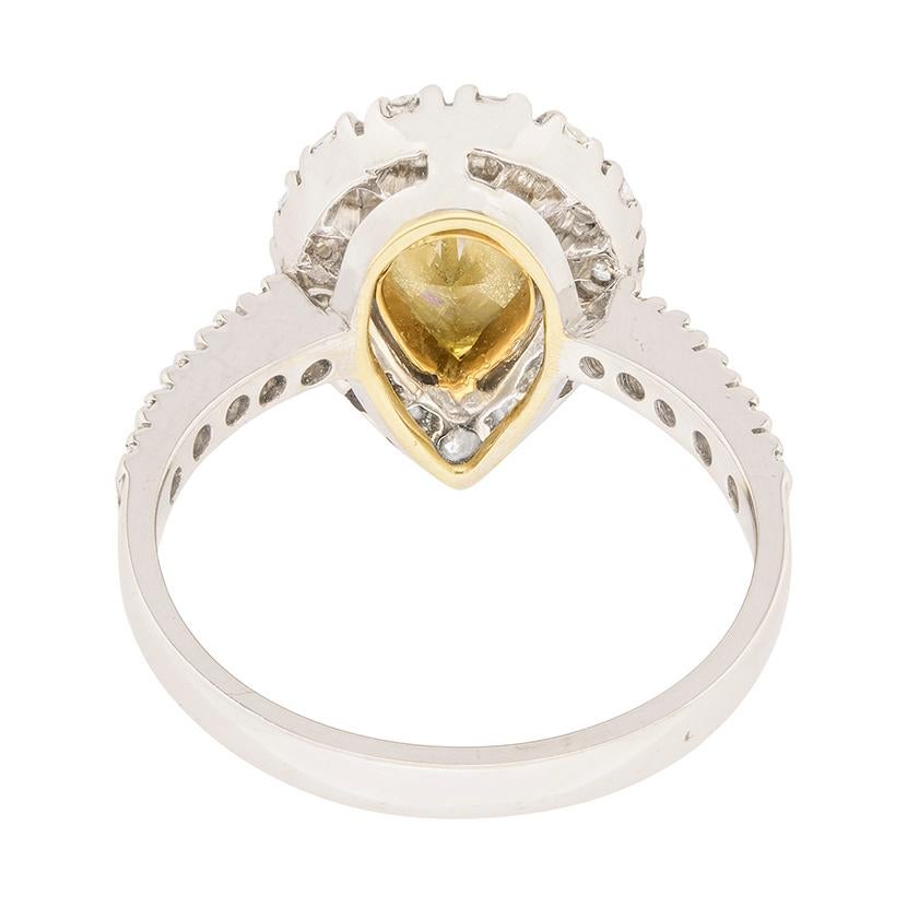 Taille poire Bague de fiançailles avec halo de diamants de couleur fantaisie de 1,29 carat certifiés par le GIA en vente
