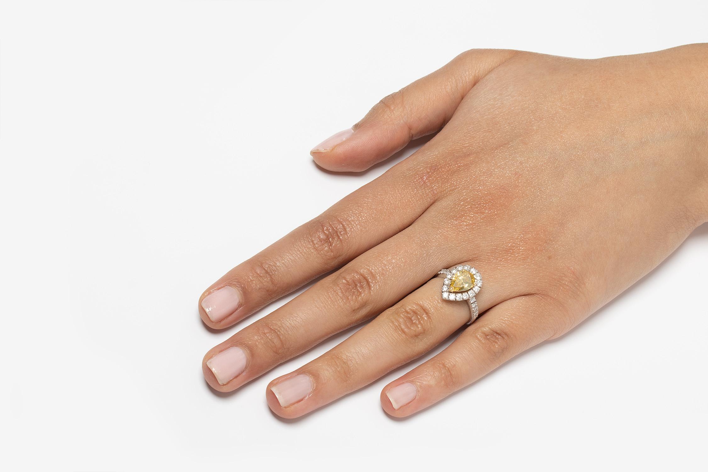 Bague de fiançailles avec halo de diamants de couleur fantaisie de 1,29 carat certifiés par le GIA Unisexe en vente