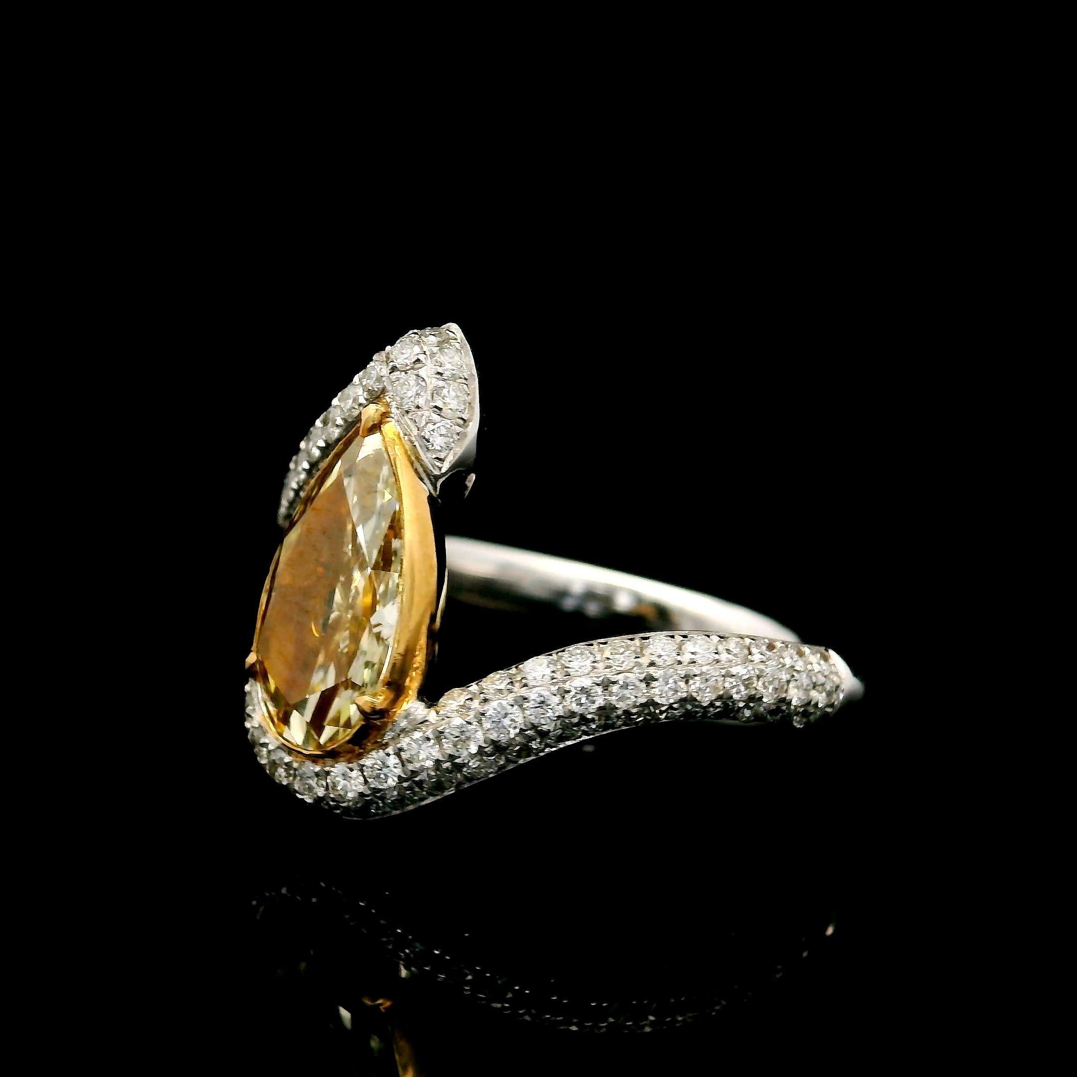 GIA Certified 1.29 Carat fancy light brownish yellow VVS2 Clarity Diamond Ring In New Condition For Sale In บางรัก, TH