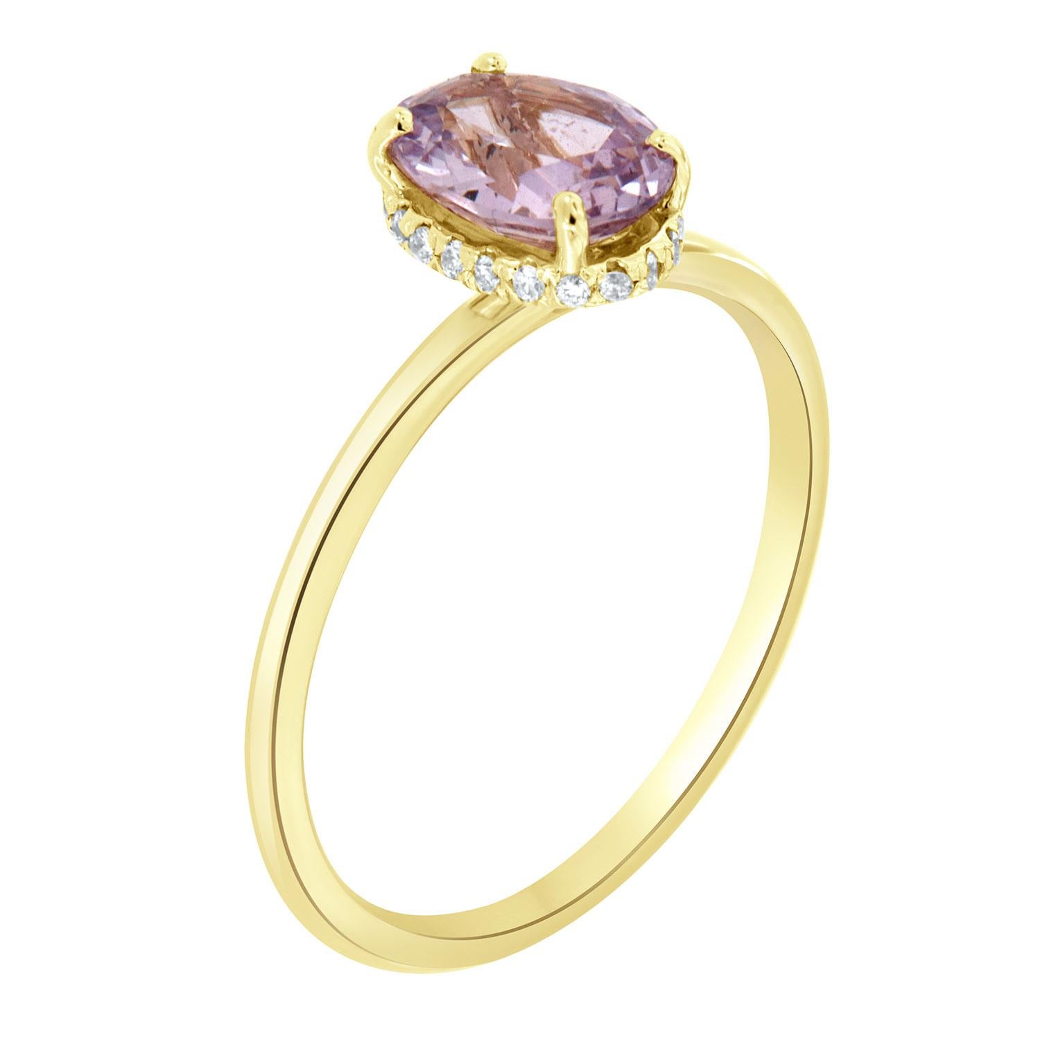 Questo anello in oro giallo 14k presenta uno zaffiro naturale non ovale certificato GIA da 1,29 carati, circondato da un'aureola nascosta di diamanti tondi brillanti su una fascia larga 1,4 mm.
Questo bellissimo zaffiro presenta un vibrante colore