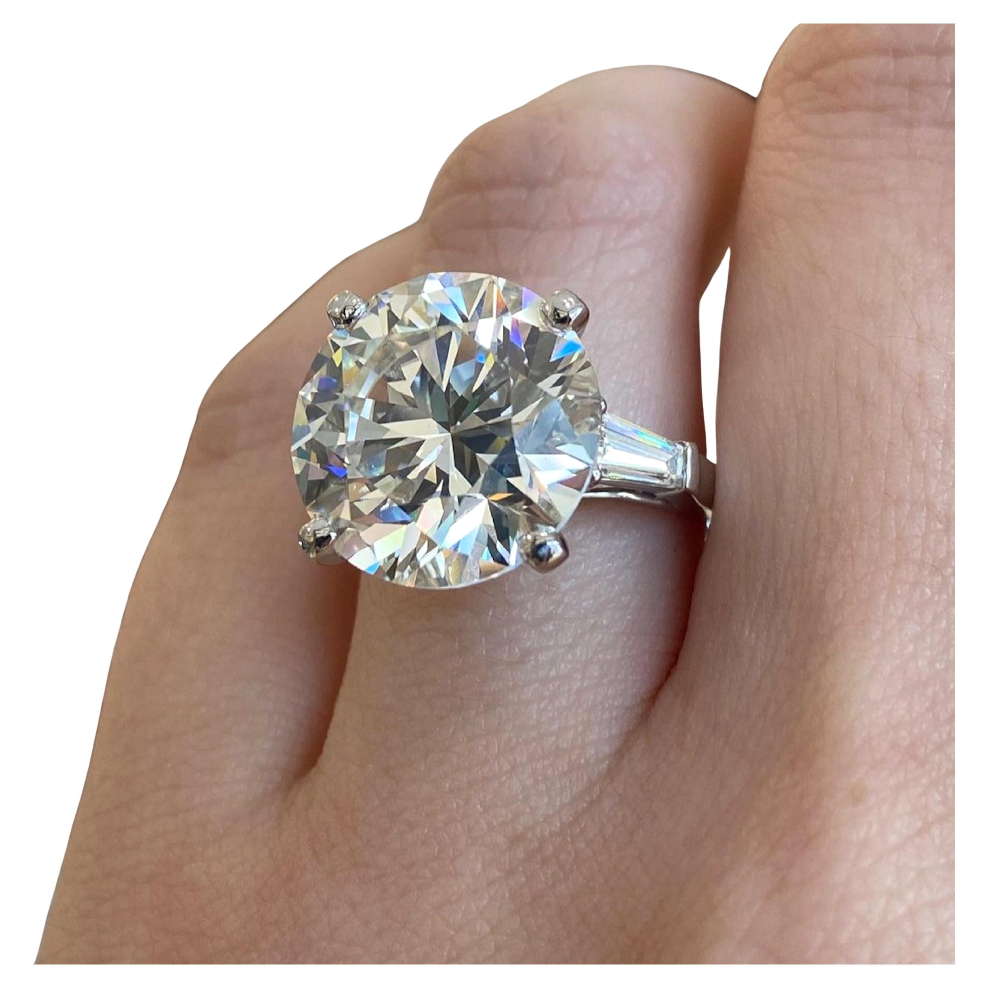 GIA zertifizierter 12,98 Karat D Farbe VVS2 Runder Brillant-Diamantring mit konischen Baguetten

Ein Meisterwerk von zeitloser Eleganz und kompromissloser Qualität. Dieser außergewöhnliche Ring präsentiert einen atemberaubenden Diamanten mit 12,98
