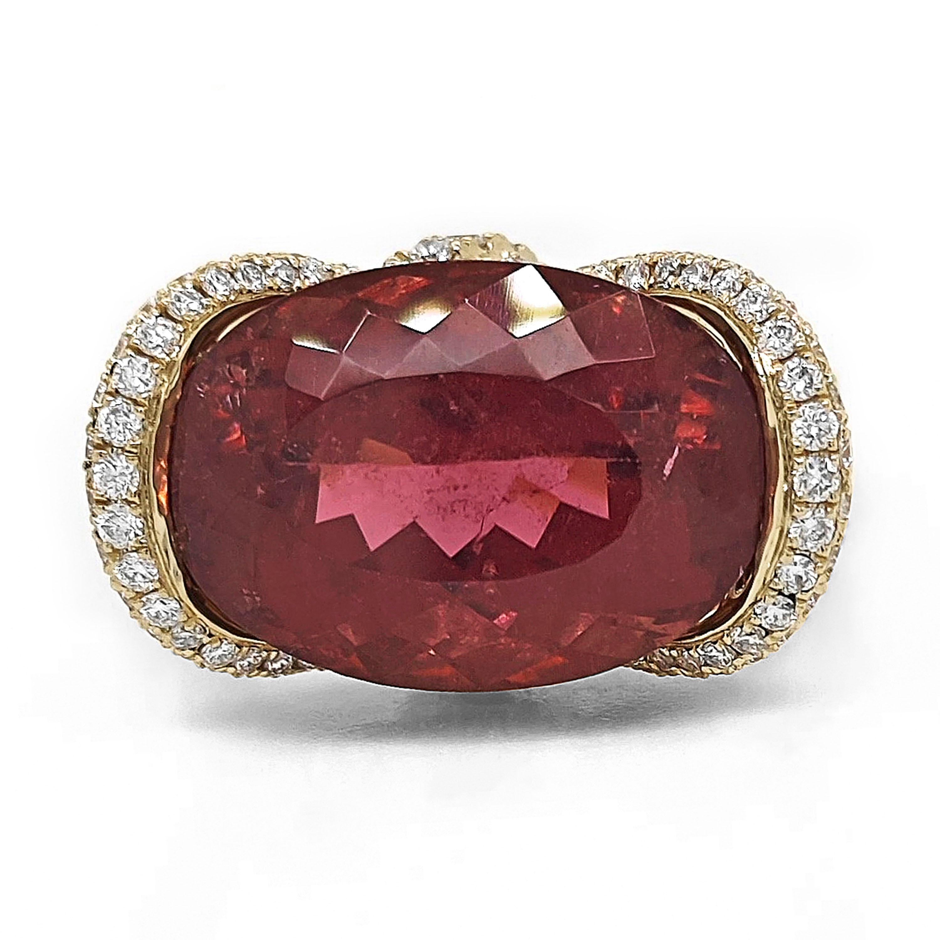 1 Gema Natural de Turmalina Roja: 11,49 Quilates
114 Diamantes Blancos Redondos: 0,63 Quilates
70 Diamantes Blancos Redondos: 0,86 Quilates
Metal: Oro amarillo de 18 quilates, 9,40 gramos
Certificado # 6237409434