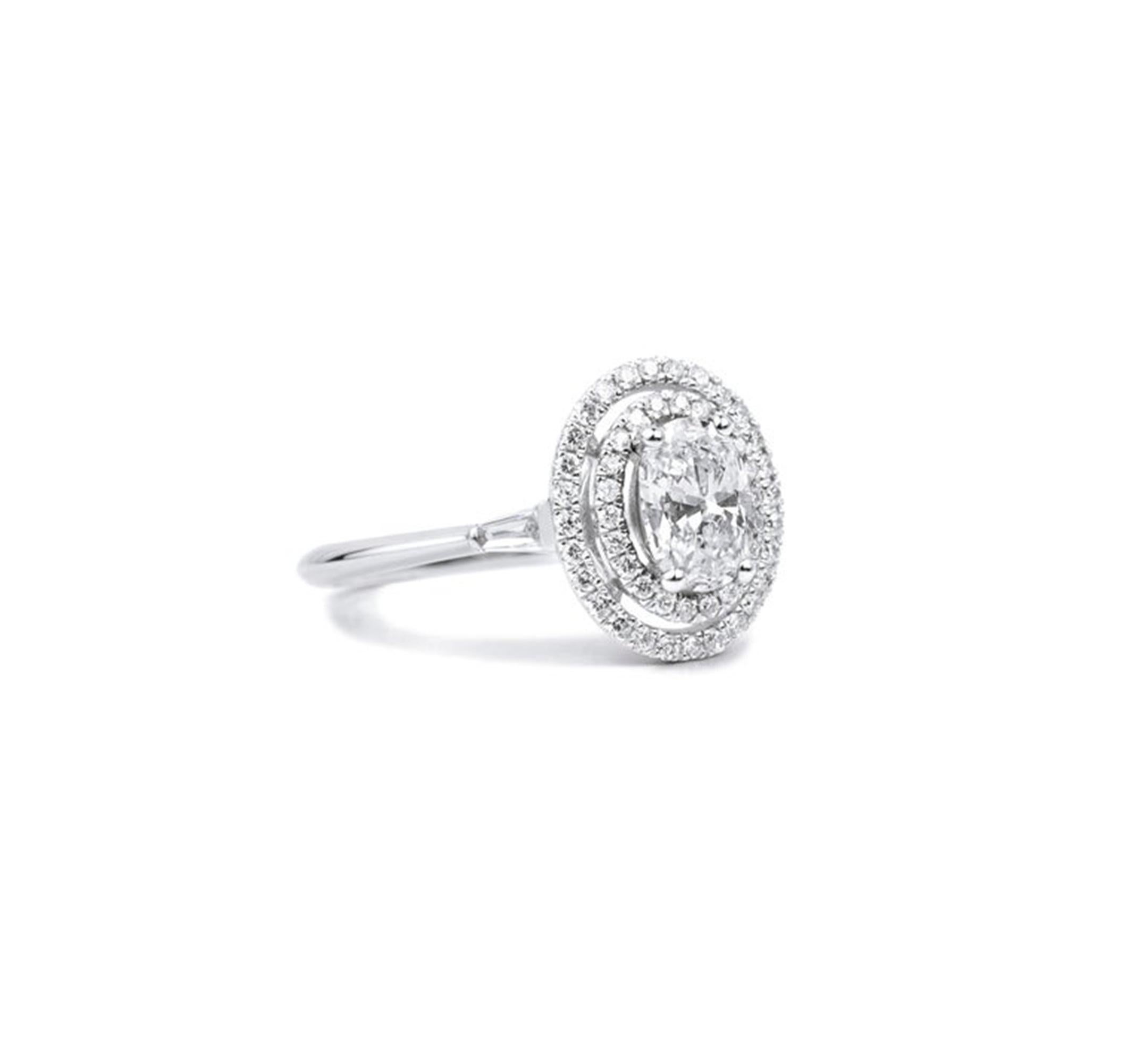 Anillo de doble halo Art Decó con diamante ovalado de 1,29 quilates certificado por el GIA en oro blanco de 18 quilates en venta 2