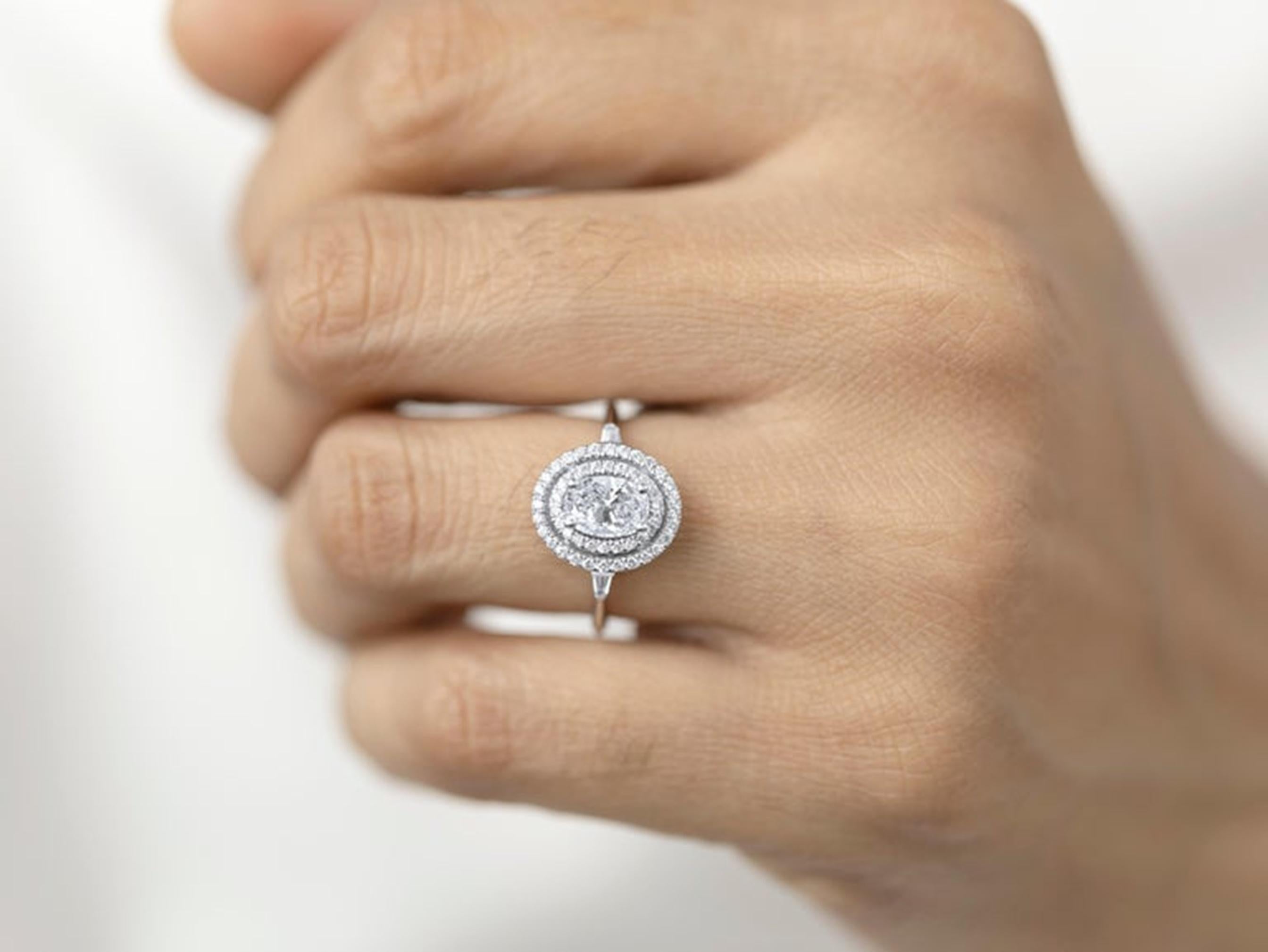 Anillo de doble halo Art Decó con diamante ovalado de 1,29 quilates certificado por el GIA en oro blanco de 18 quilates en venta 3