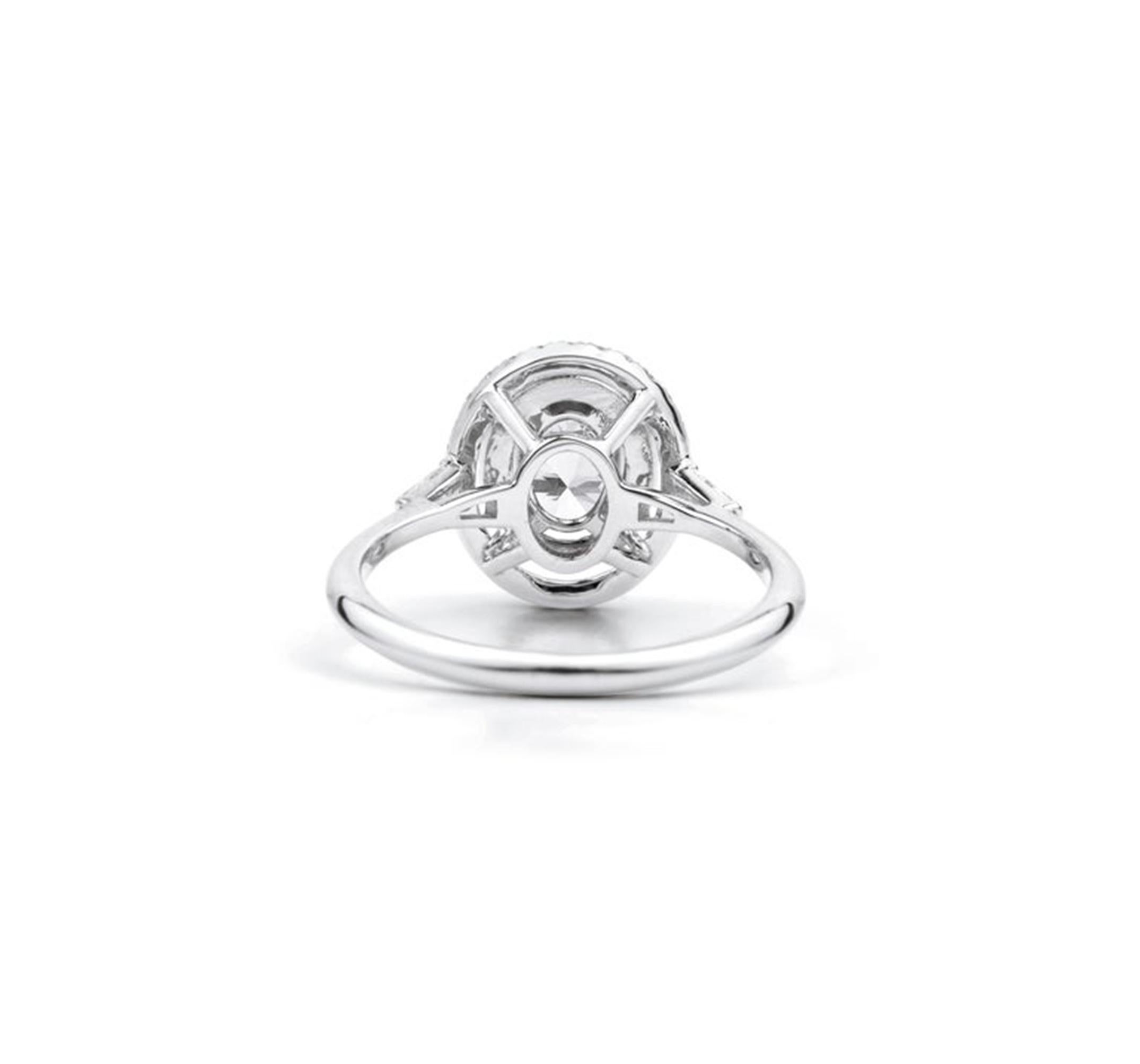 Anillo de doble halo Art Decó con diamante ovalado de 1,29 quilates certificado por el GIA en oro blanco de 18 quilates en venta 4