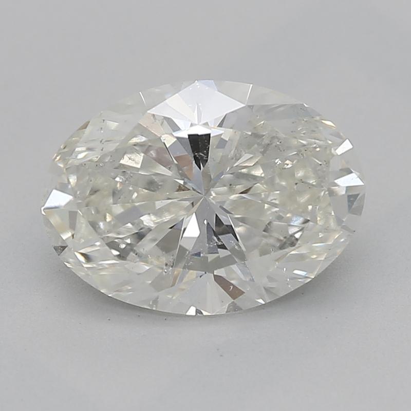 Realizzato a mano a New York, questo affascinante anello con diamante presenta una splendida pietra centrale ovale del peso di 1,2, classificata I e SI2, che emana una brillantezza e un fuoco eccezionali. Il design è caratterizzato da