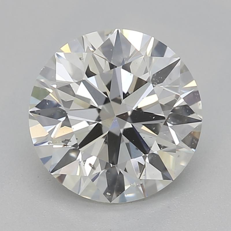 Hecho a mano en Nueva York, este impresionante anillo de diamantes exhibe un cautivador diamante redondo en su centro, con un impresionante peso de 1,2 y graduado con una llamativa J y SI1. Asegurada en un clásico engaste de garras, el brillo de la