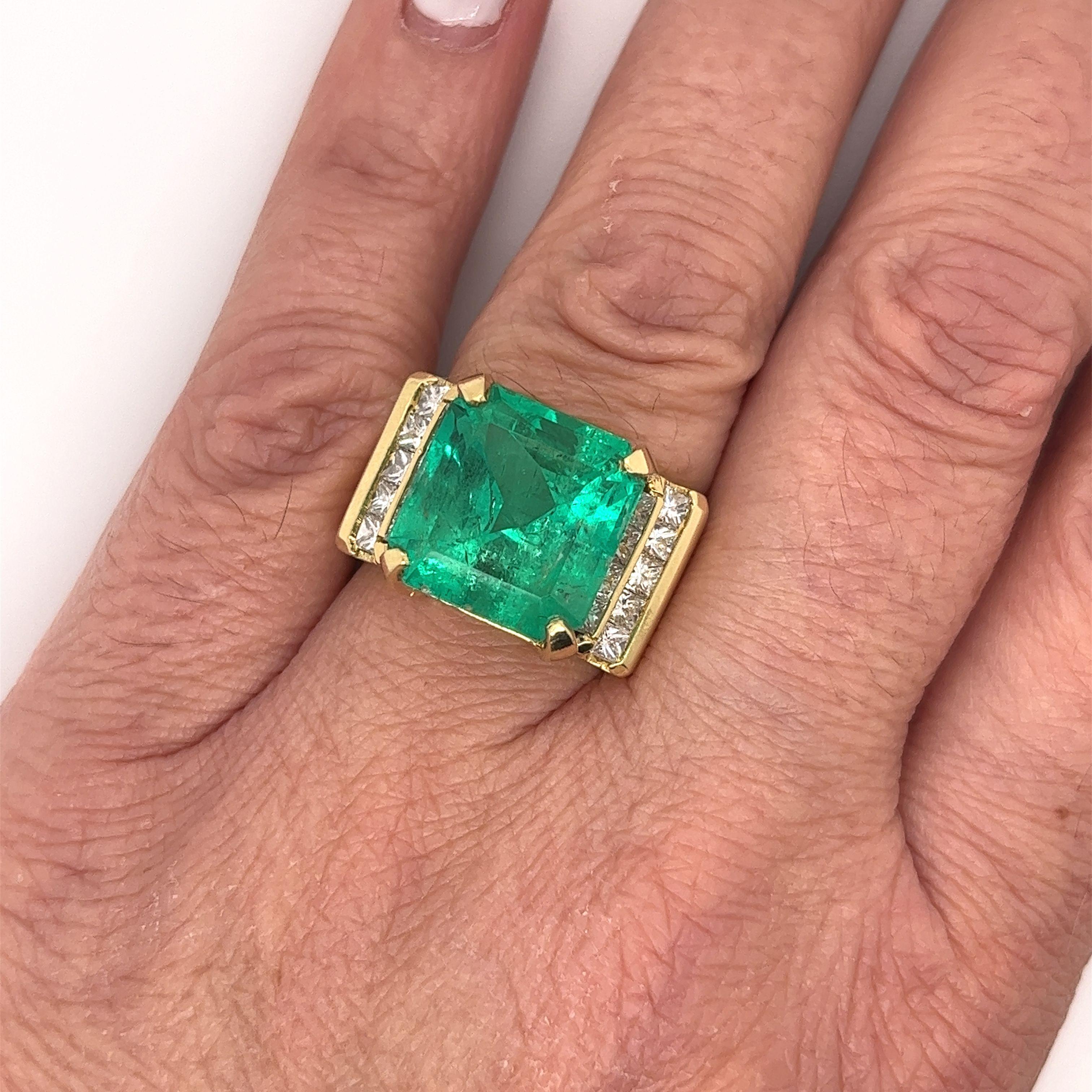Art Deco GIA Certified 13 Carat Colombian Emerald & Princess Diamond Unisex Ring in 18k For Sale