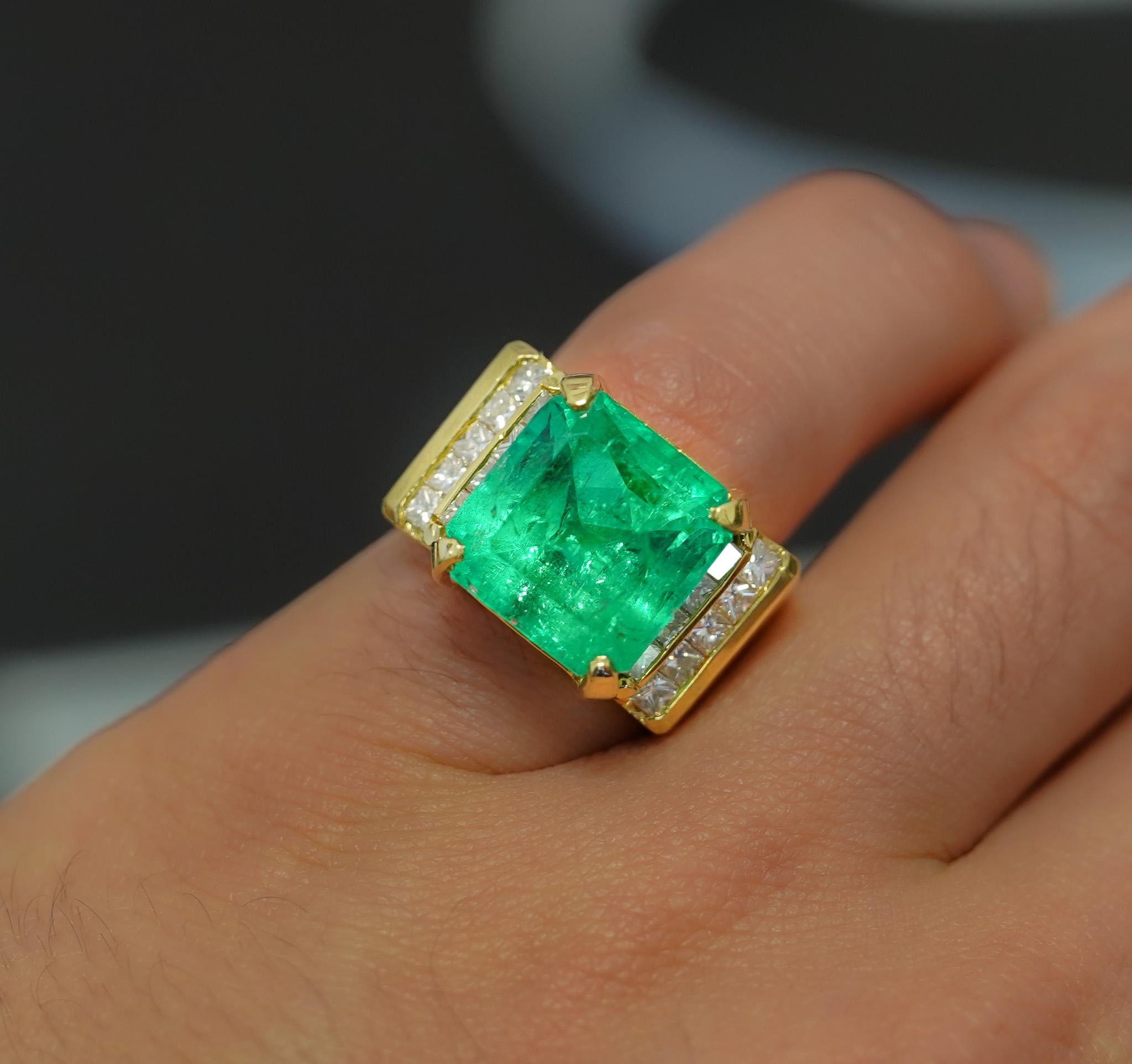 GIA-zertifizierter 13 Karat kolumbianischer Smaragd & Prinzessin-Diamant Unisex-Ring in 18k (Art déco) im Angebot
