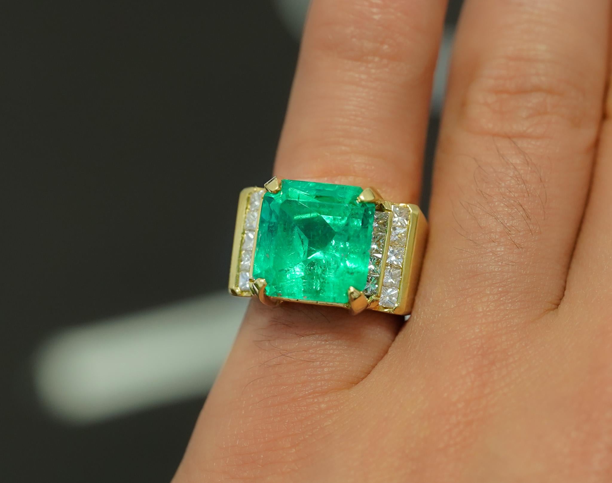 GIA-zertifizierter 13 Karat kolumbianischer Smaragd & Prinzessin-Diamant Unisex-Ring in 18k (Smaragdschliff) im Angebot