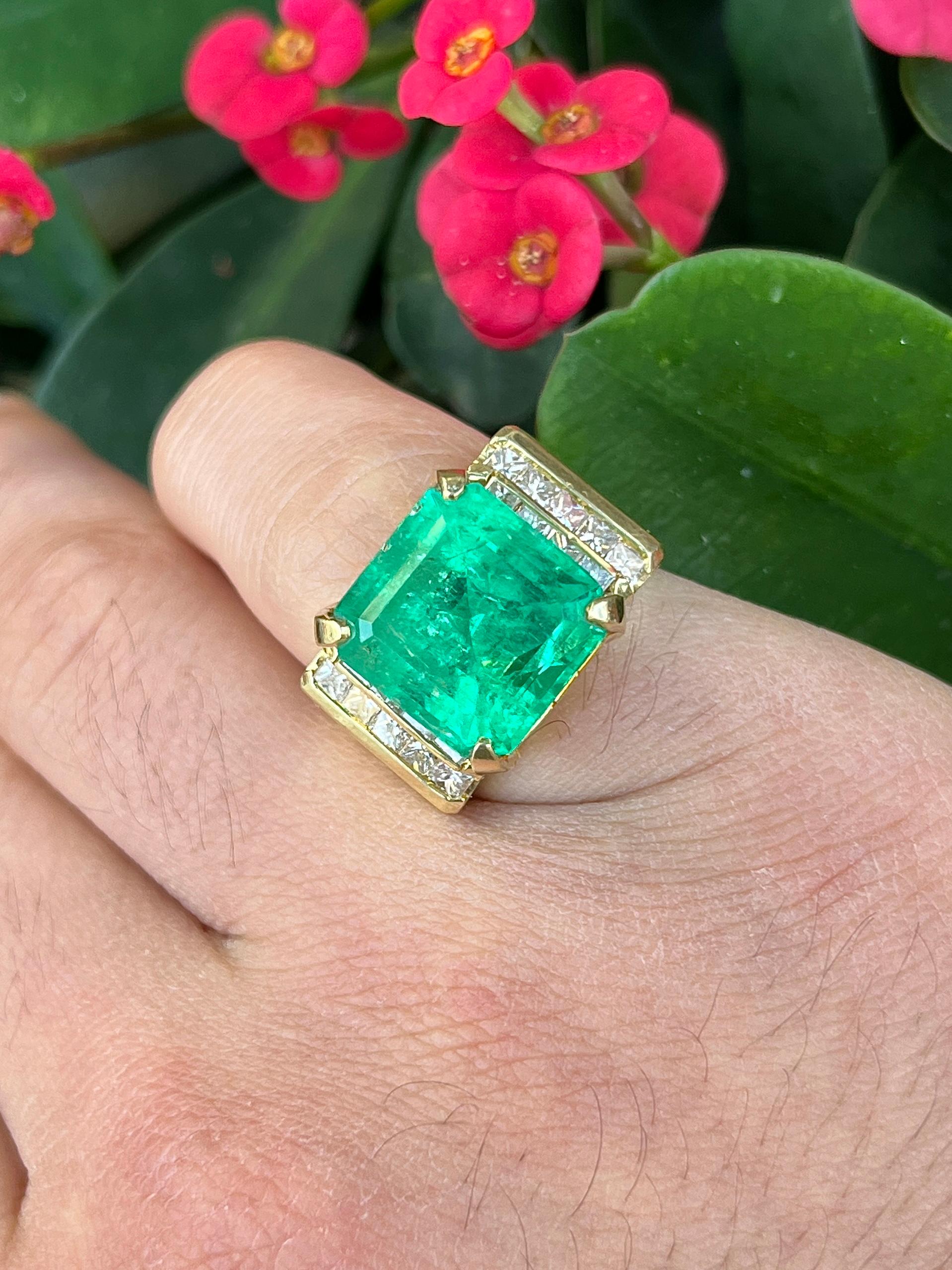GIA Certified 13 Carat Colombian Emerald & Princess Diamond Unisex Ring in 18k In Excellent Condition For Sale In Miami, FL