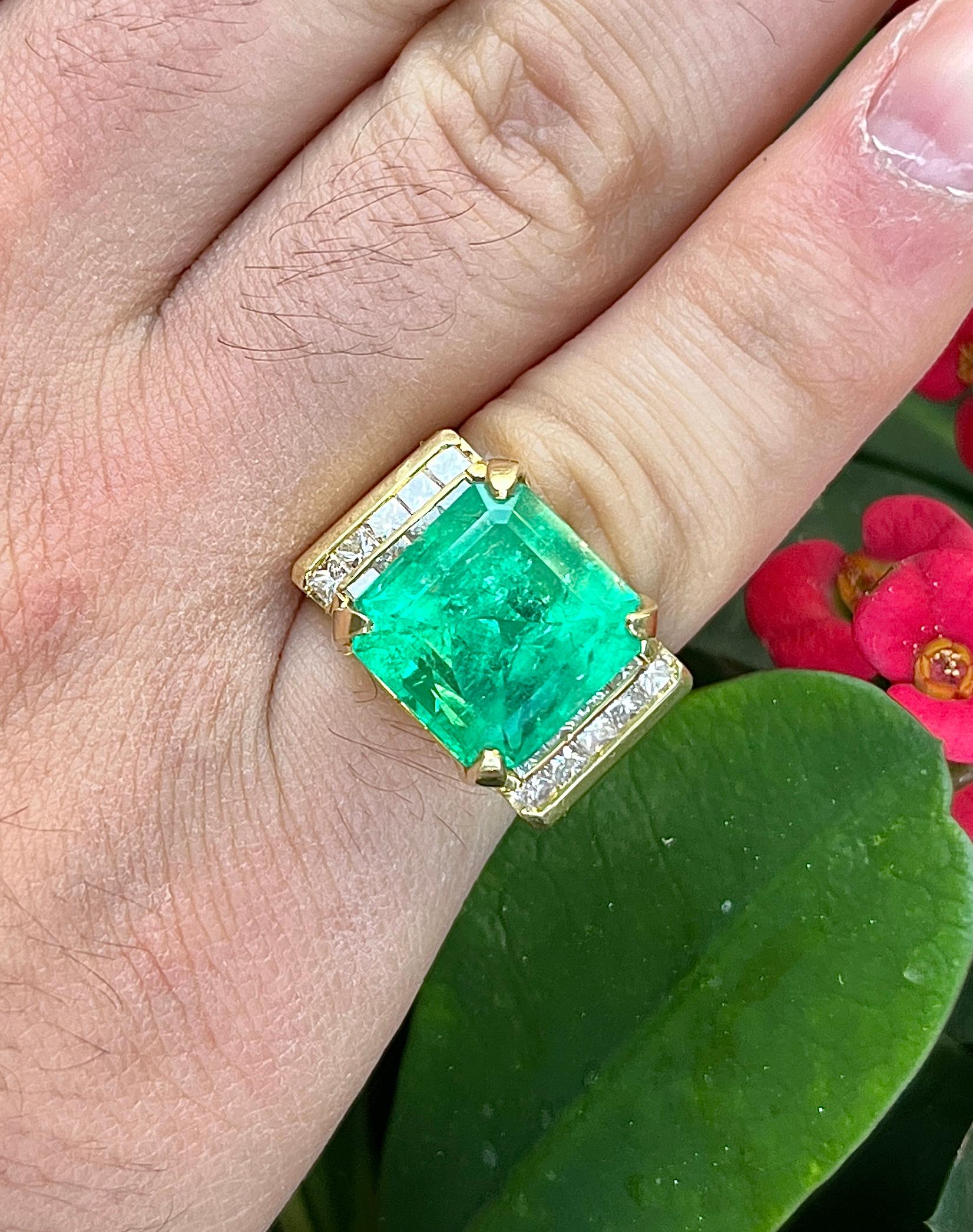GIA Certified 13 Carat Colombian Emerald & Princess Diamond Unisex Ring in 18k For Sale 1