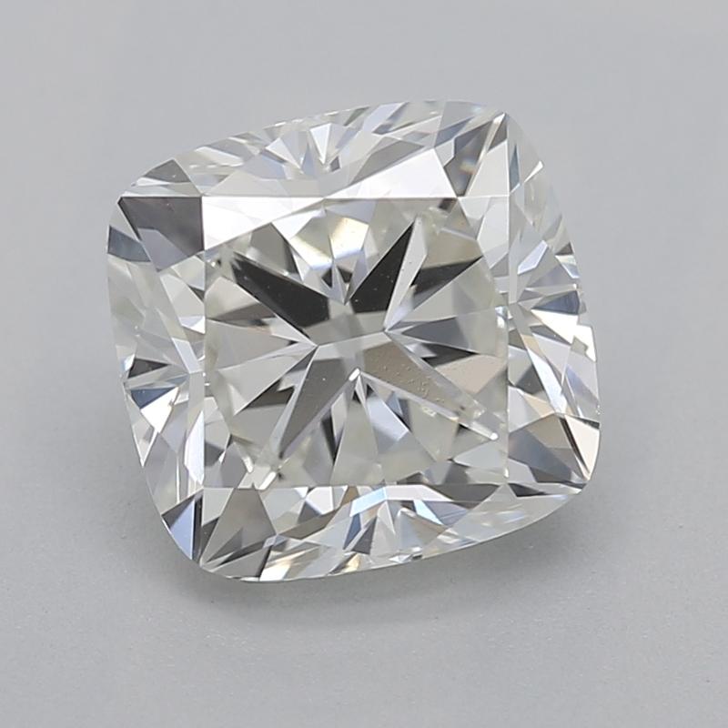 Realizzato a mano a New York, un incantevole anello con diamante che affascina con i suoi dettagli intricati e la sua lucentezza. Il cuore è costituito da uno splendido diamante a cuscino del peso di 1,3, classificato I e VS1, che mostra uno