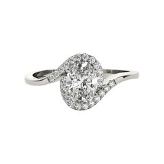 Anillo de diamantes con vástago de derivación curvado y halo oval de 1.3 quilates certificado por el GIA