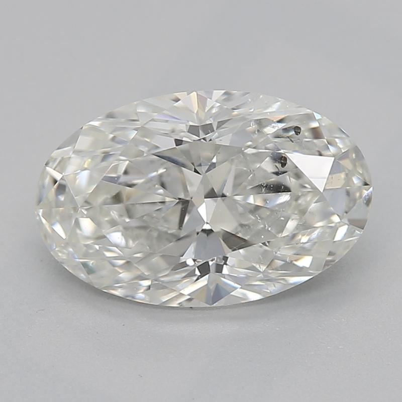 Dieser bemerkenswerte Diamantring wurde mit einer außergewöhnlichen Mischung aus Kunstfertigkeit und Eleganz gefertigt und zeichnet sich durch einen atemberaubenden ovalen Mittelstein mit einem Gewicht von 1,3 aus, der ein fesselndes I und SI2