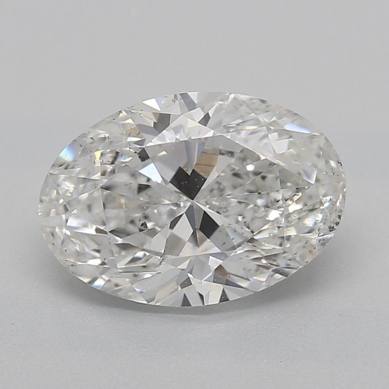Cette bague exceptionnelle est ornée d'un magnifique diamant ovale en son centre, pesant 1,3 et classé G et SI2. L'éclat et le feu de ce magnifique diamant sont mis en valeur de manière experte dans un design contemporain, rehaussé par une bande