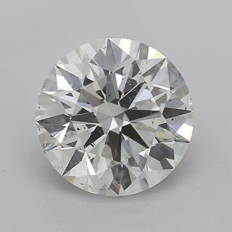 Realizzato a mano a New York, un incantevole anello con diamante che unisce un design classico a un'eccezionale maestria artigianale, con uno splendido diamante rotondo del peso di 1.3. La squisita pietra J vanta una purezza di SI2, assicurando uno