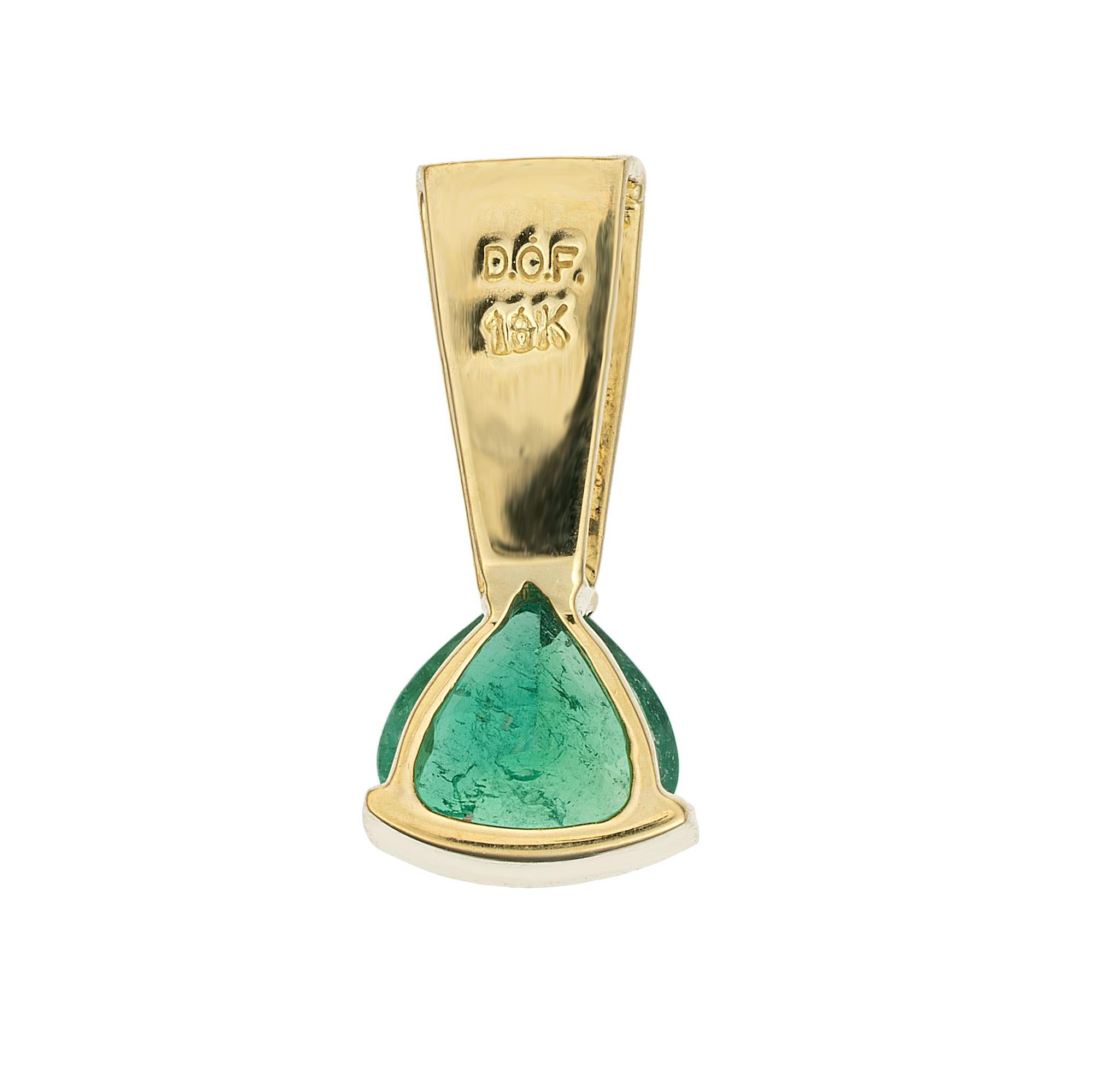 Taille cœur GIA Certified 1.30 Carat Emerald Diamond Yellow Gold Pendant en vente