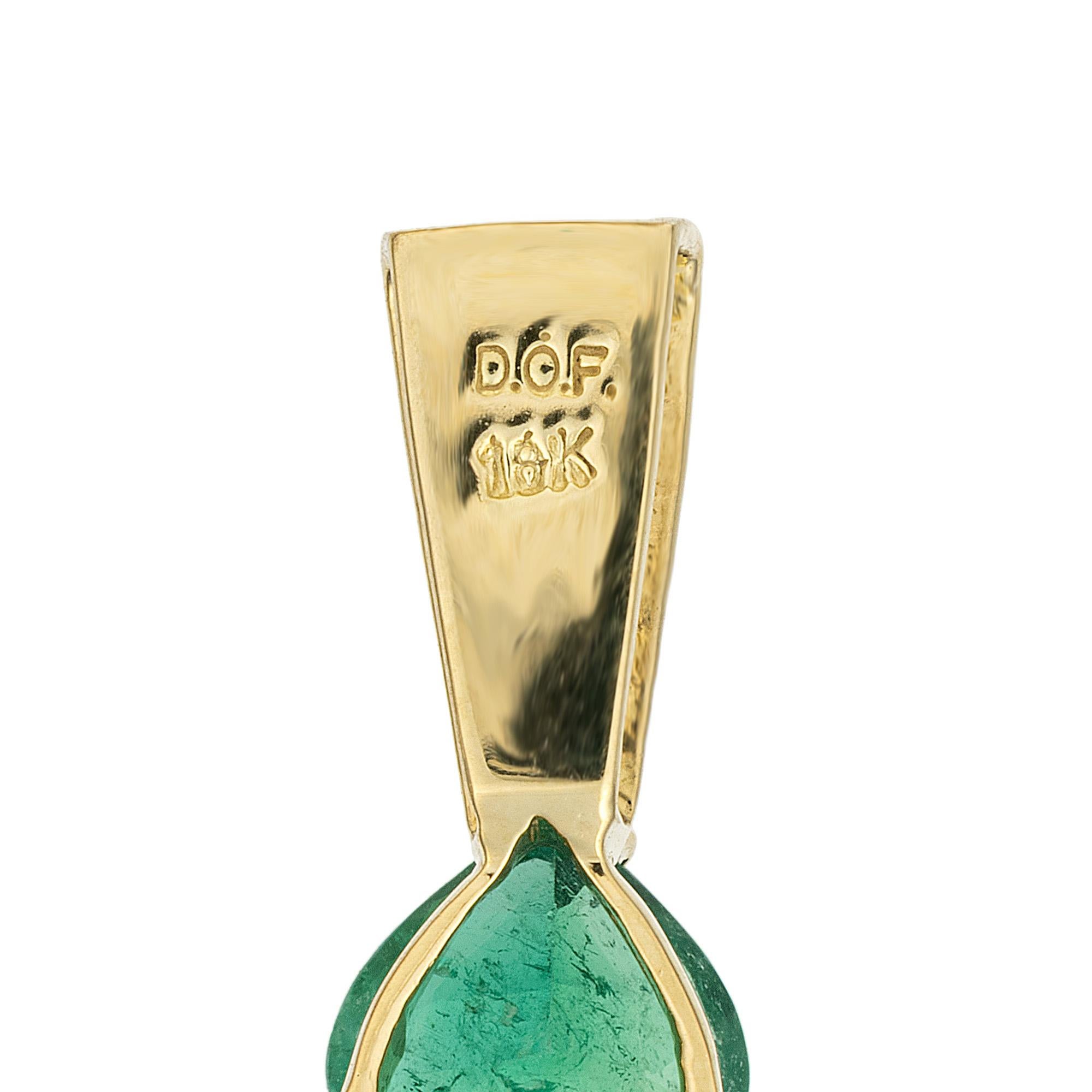 GIA Certified 1.30 Carat Emerald Diamond Yellow Gold Pendant Pour femmes en vente