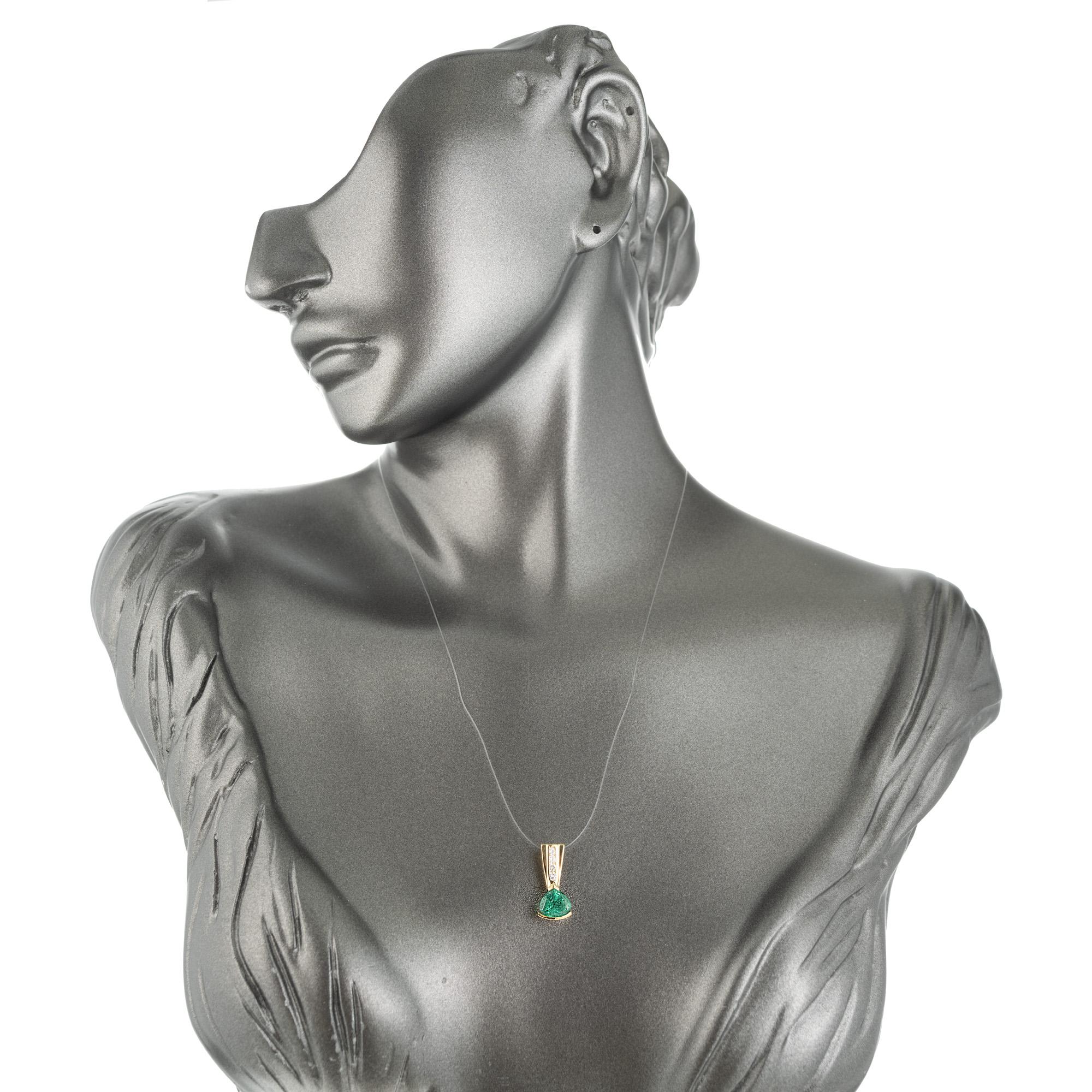 GIA Certified 1.30 Carat Emerald Diamond Yellow Gold Pendant en vente 1
