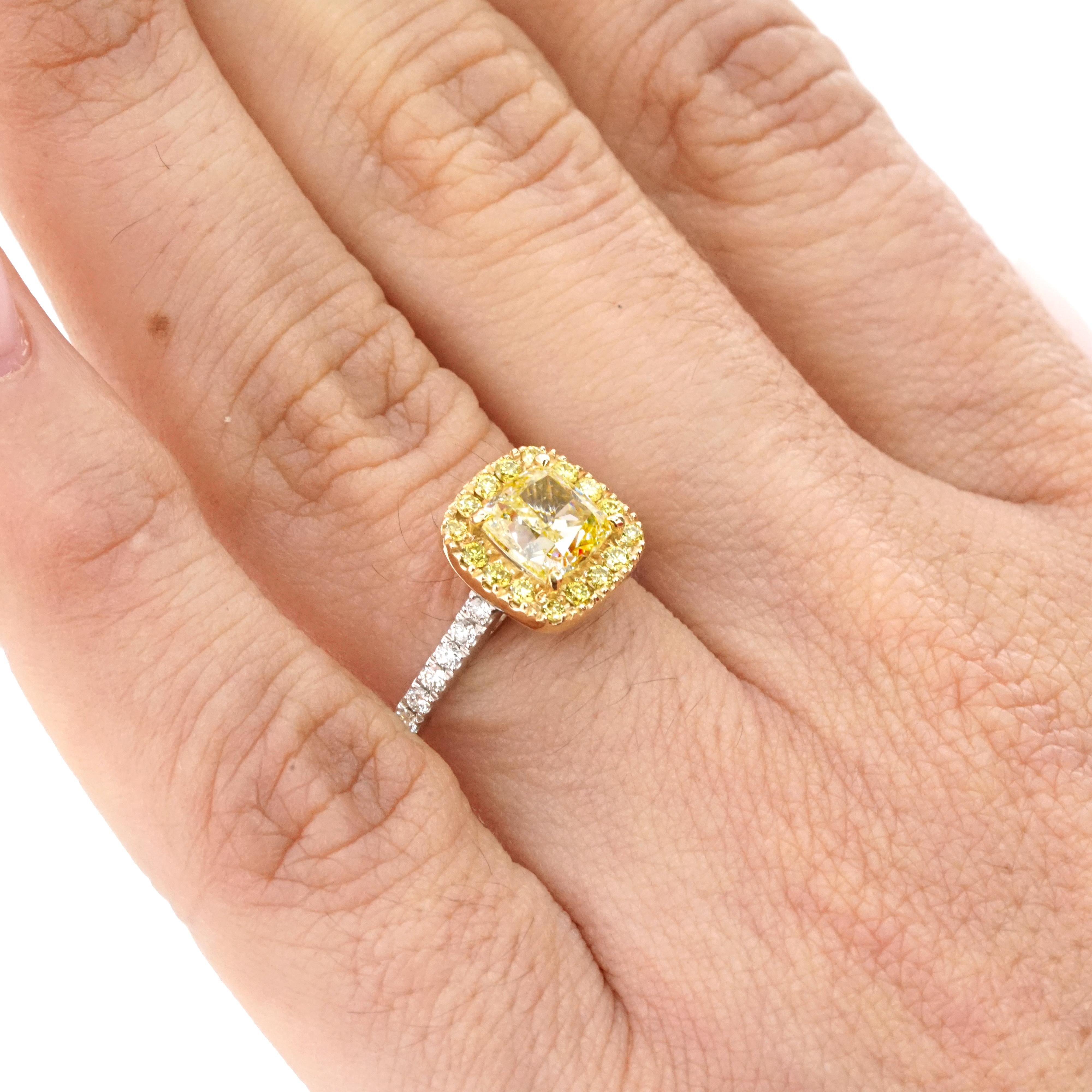 GIA Certified 1.30 Carat Fancy Light Yellow Cushion White and Yellow 18K Gold In New Condition For Sale In Rome, IT