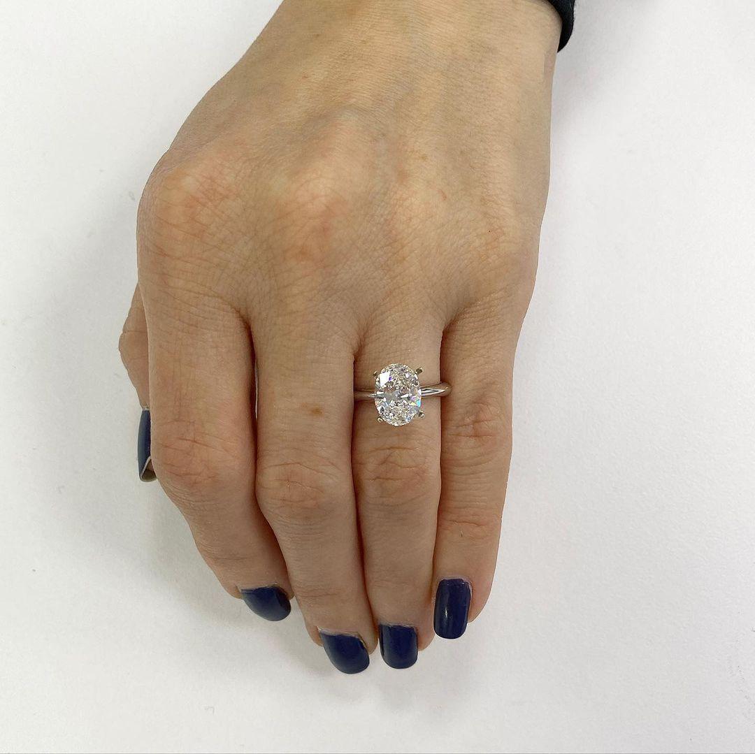 GIA zertifizierter 1.30 Karat ovaler Diamant Platin Ring im Zustand „Neu“ im Angebot in Rome, IT