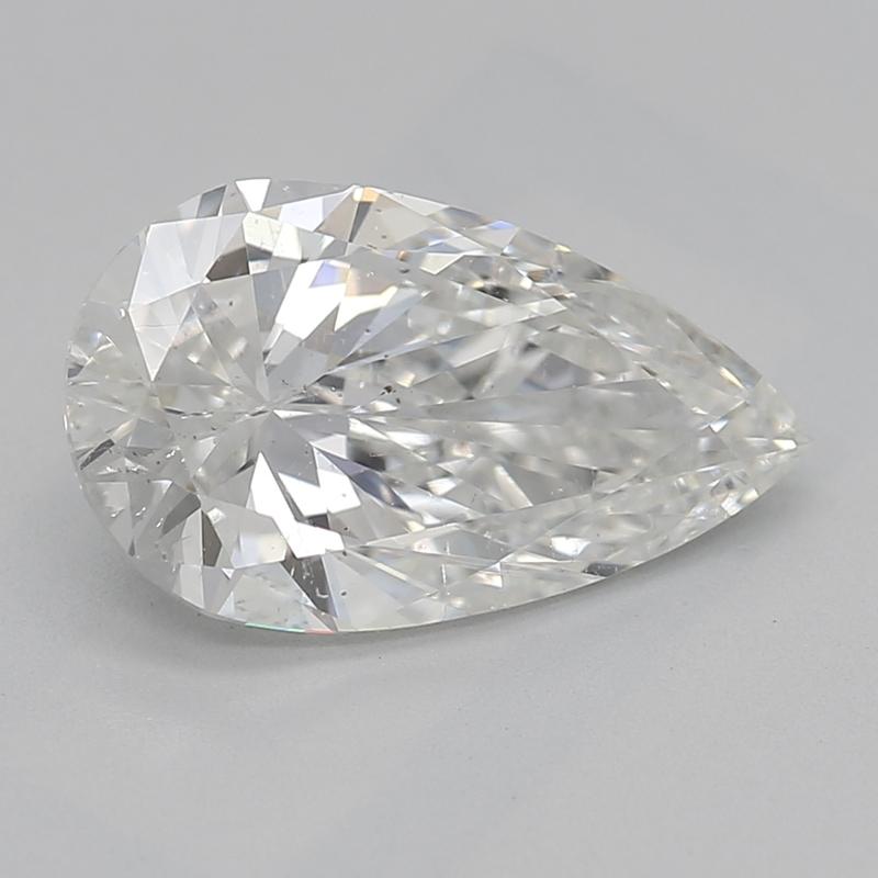 Realizzato a mano a New York, questo squisito anello con diamante presenta un'affascinante pietra centrale a pera del peso di 1.30, sapientemente tagliata per mostrare una brillantezza e un fuoco straordinari. Classificato G e SI2, il diamante