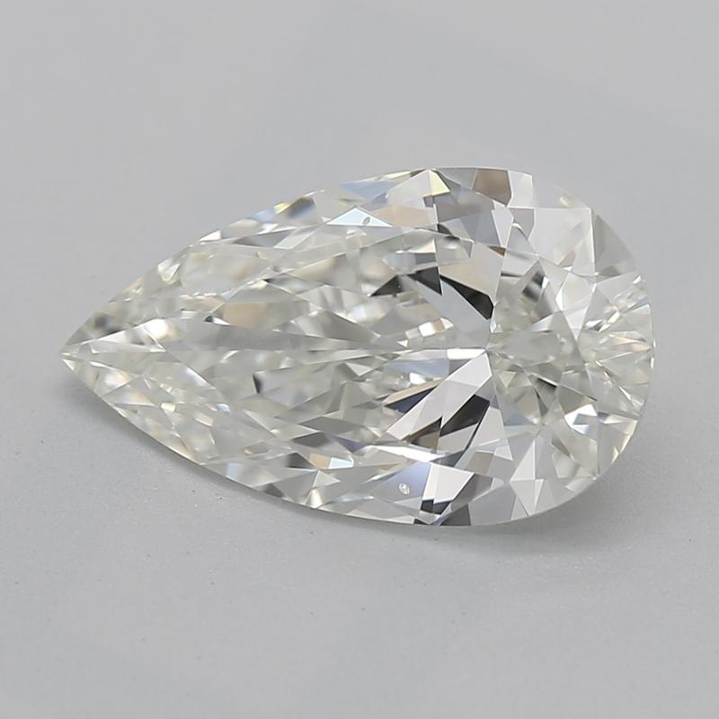 Fabricado a mano en Nueva York, este exquisito anillo de diamantes presenta una cautivadora piedra central de diamante pera de 1,30 , tallada por expertos para mostrar un brillo y un fuego extraordinarios. Calificado J y VS2 , el diamante exhibe una