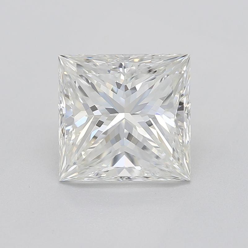 Dieser atemberaubende, in New York handgefertigte Diamantring besticht durch einen Prinzessdiamanten mit einem Gewicht von 1,30 und der Graduierung I mit VS1. Das bezaubernde Design des Rings zeigt eine Kathedralenfassung mit einem verschlungenen