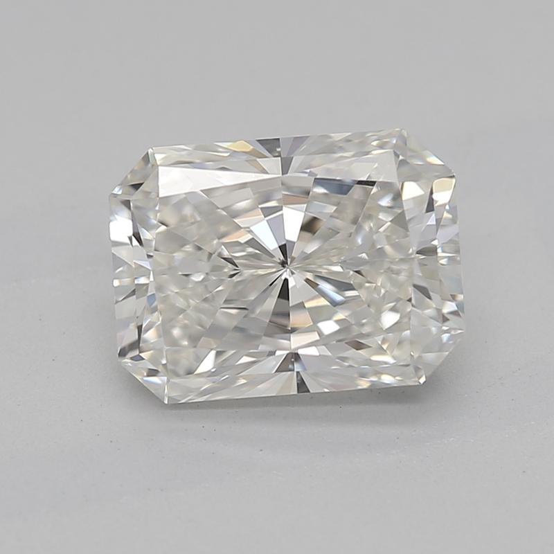 Realizzato a mano a New York, questo squisito anello con diamante è caratterizzato da un centro accattivante con un diamante radioso del peso di 1,30, rinomato per il suo eccezionale valore I e SI1. Questa pietra abbagliante, fissata in