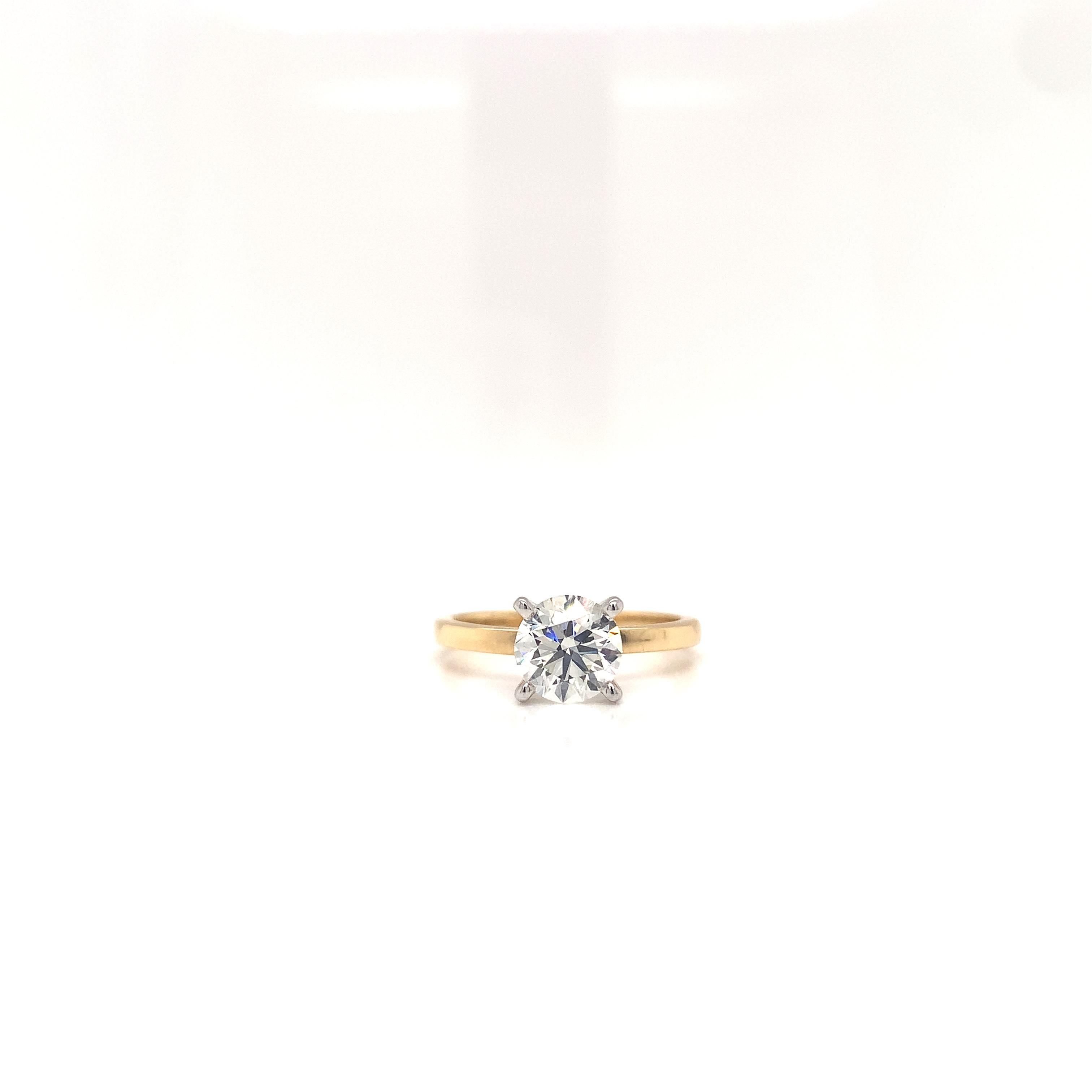 Bague de fiançailles solitaire classique en or jaune 18 carats Diamant rond brillant de 1,30 carat Certifié par la GIA comme I - Couleur, VVS1 Clarté, Excellent - Coupe ,  Excellent - Polissage, Excellent - Symétrie, La bague pèse 3.3 grammes, et