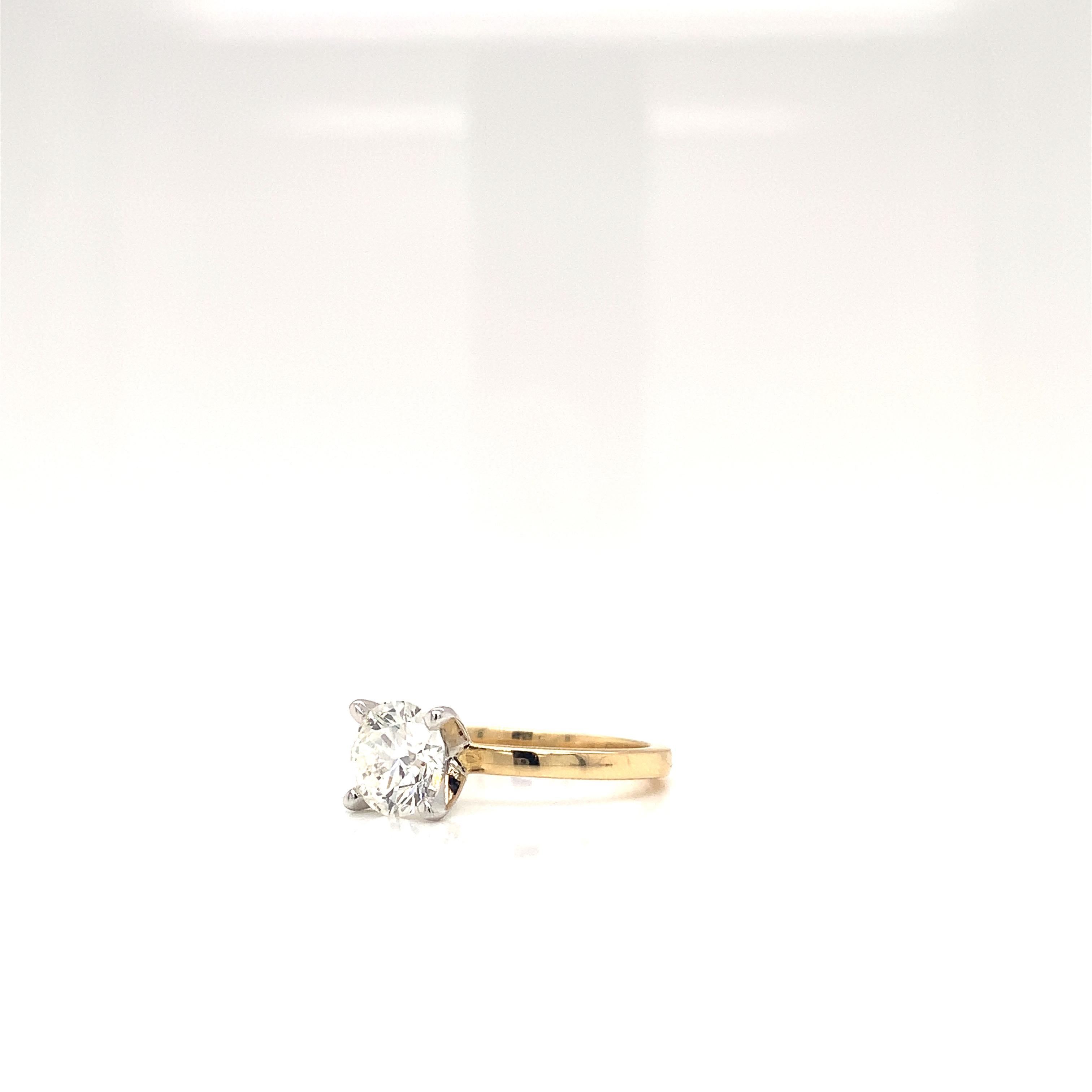 Moderniste Bague de fiançailles solitaire en or 18 carats avec diamant rond certifié GIA de 1,30 carat en vente