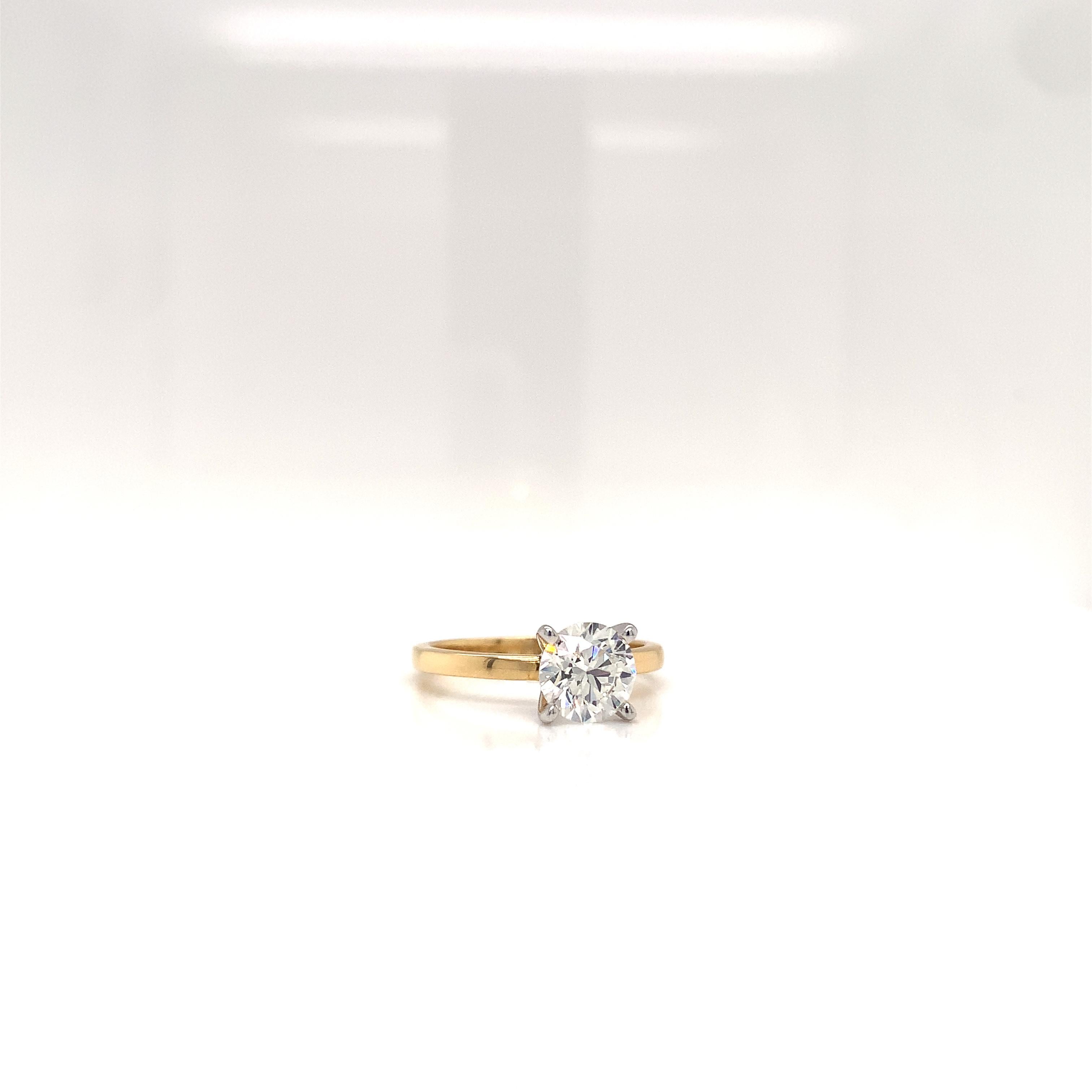 Taille ronde Bague de fiançailles solitaire en or 18 carats avec diamant rond certifié GIA de 1,30 carat en vente