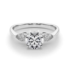 GIA Certified 1.30 Carat Round East-West Three-Stone Diamond Ring (bague à trois pierres Est-Ouest certifiée GIA)