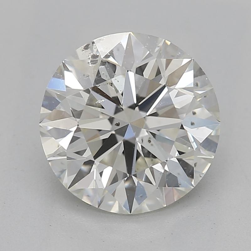 Realizzato a mano a New York, questo splendido anello con diamante presenta un affascinante diamante rotondo del peso di 1,30 , incastonato in un'aureola di pietre laterali rotonde accuratamente progettate. Il diamante centrale è classificato J e